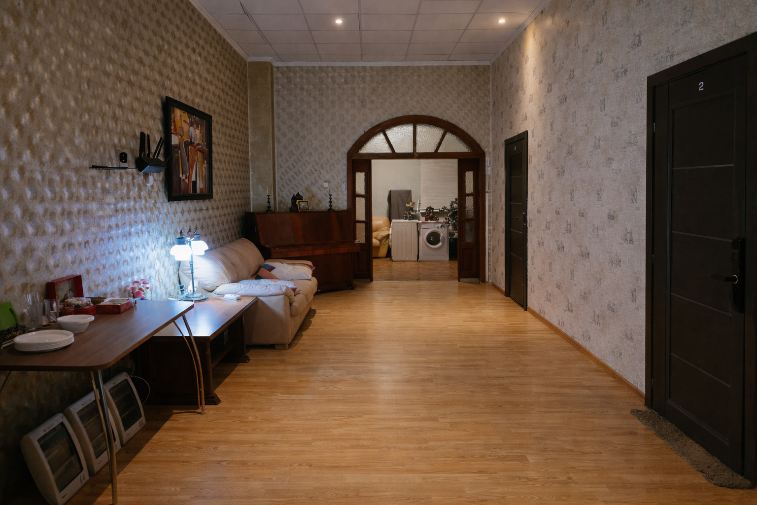 Часть жилого дома с отдельным входом, тремя комфортабельными номерами с душем и туалетом в каждом, гостиной, кухней и гаражом на 4 автомобиля. (без "вечеринок"!)