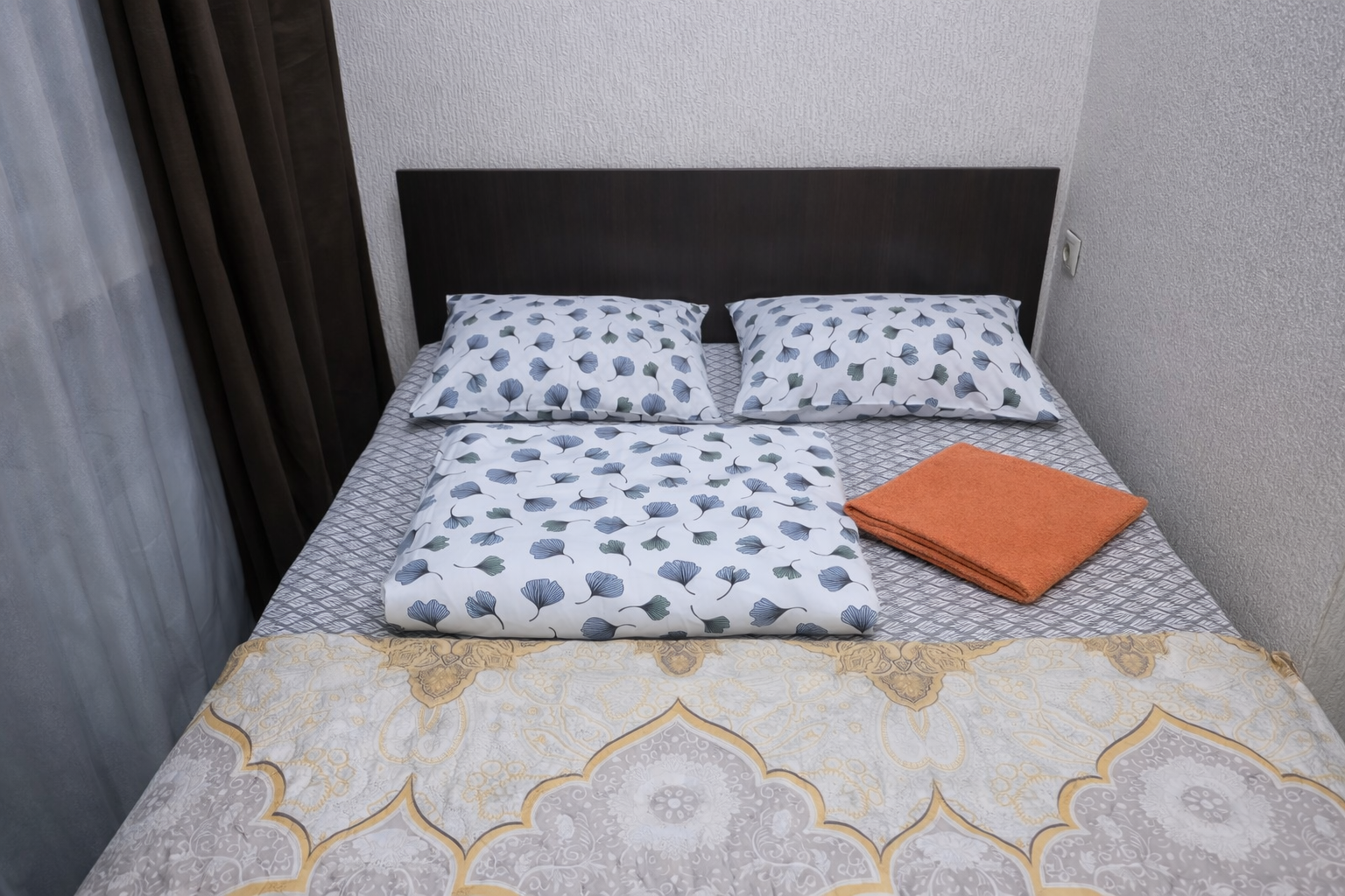 Часть жилого дома с отдельным входом, тремя комфортабельными номерами с душем и туалетом в каждом, гостиной, кухней и гаражом на 4 автомобиля. (без "вечеринок"!)