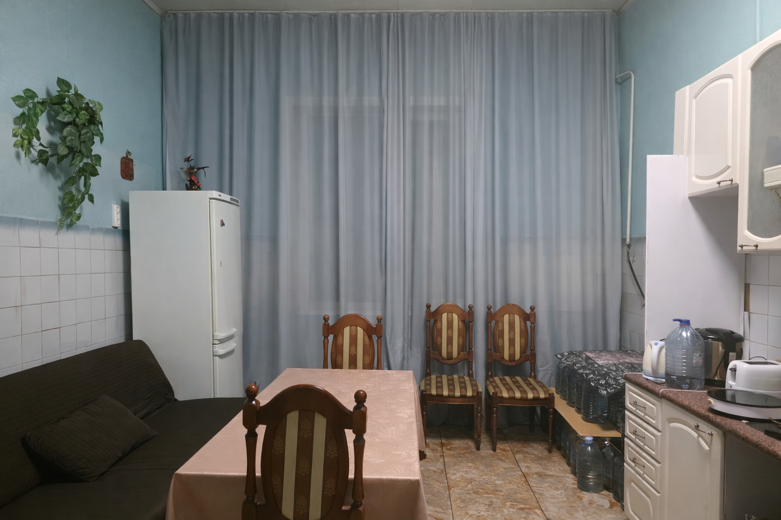 Часть жилого дома с отдельным входом, тремя комфортабельными номерами с душем и туалетом в каждом, гостиной, кухней и гаражом на 4 автомобиля. (без "вечеринок"!)