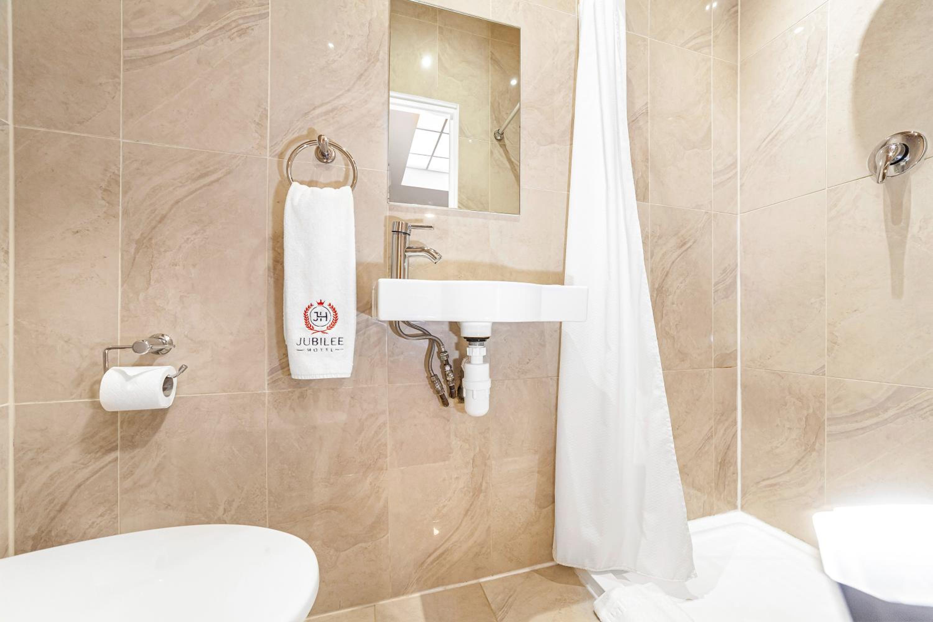 Family Room (2 Adults + 2 Children)