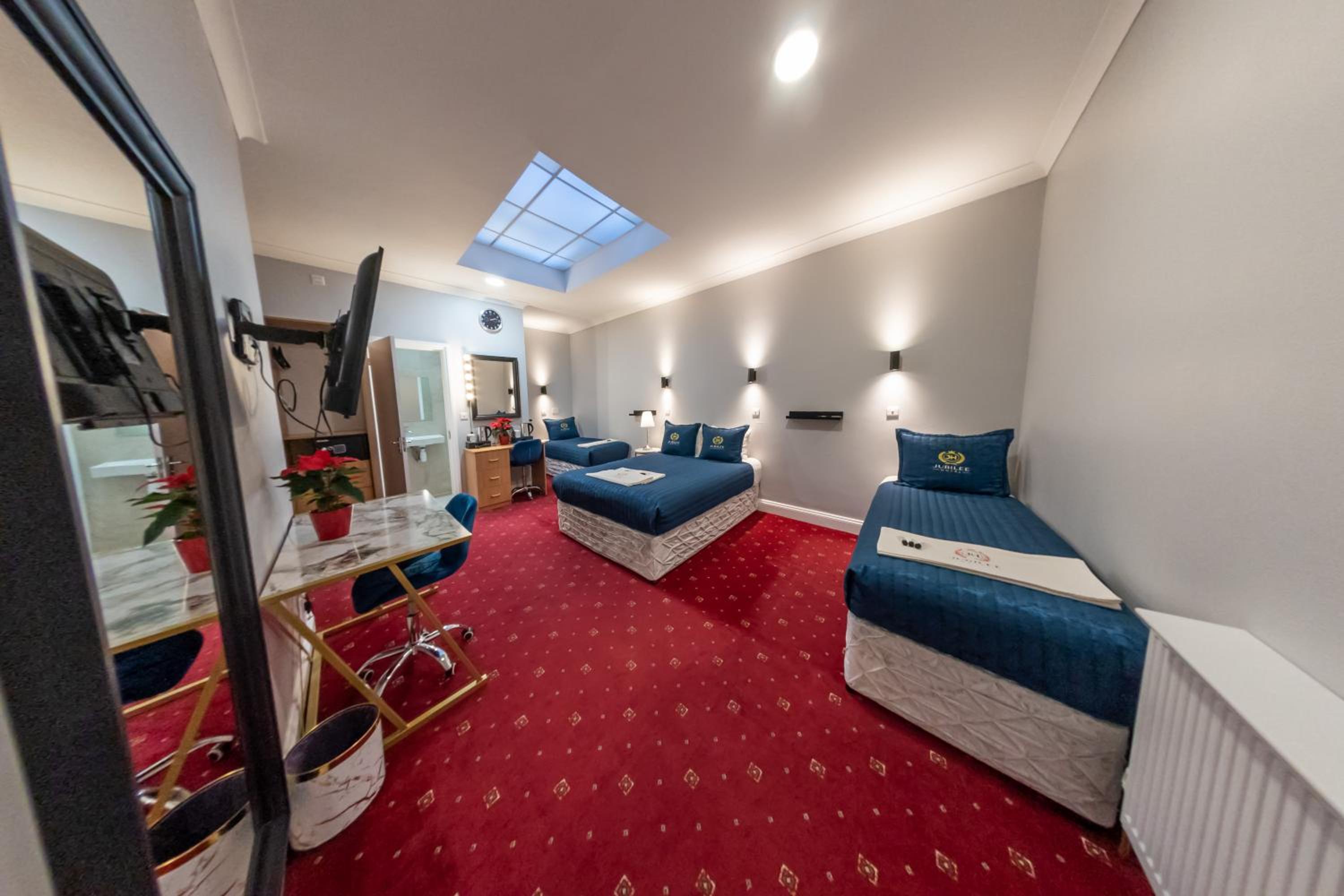 Family Room (2 Adults + 2 Children)