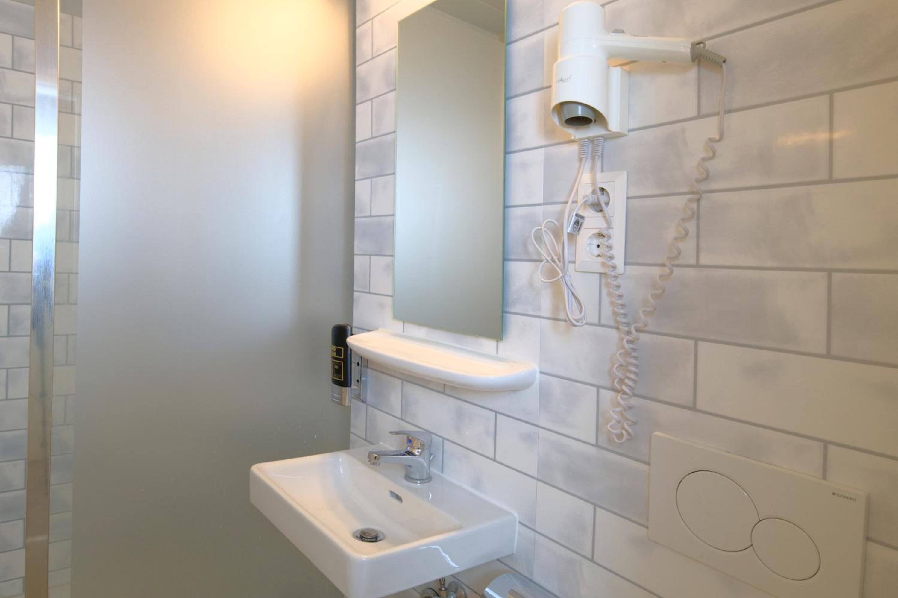 Family Room (2 Adults + 2 Children)