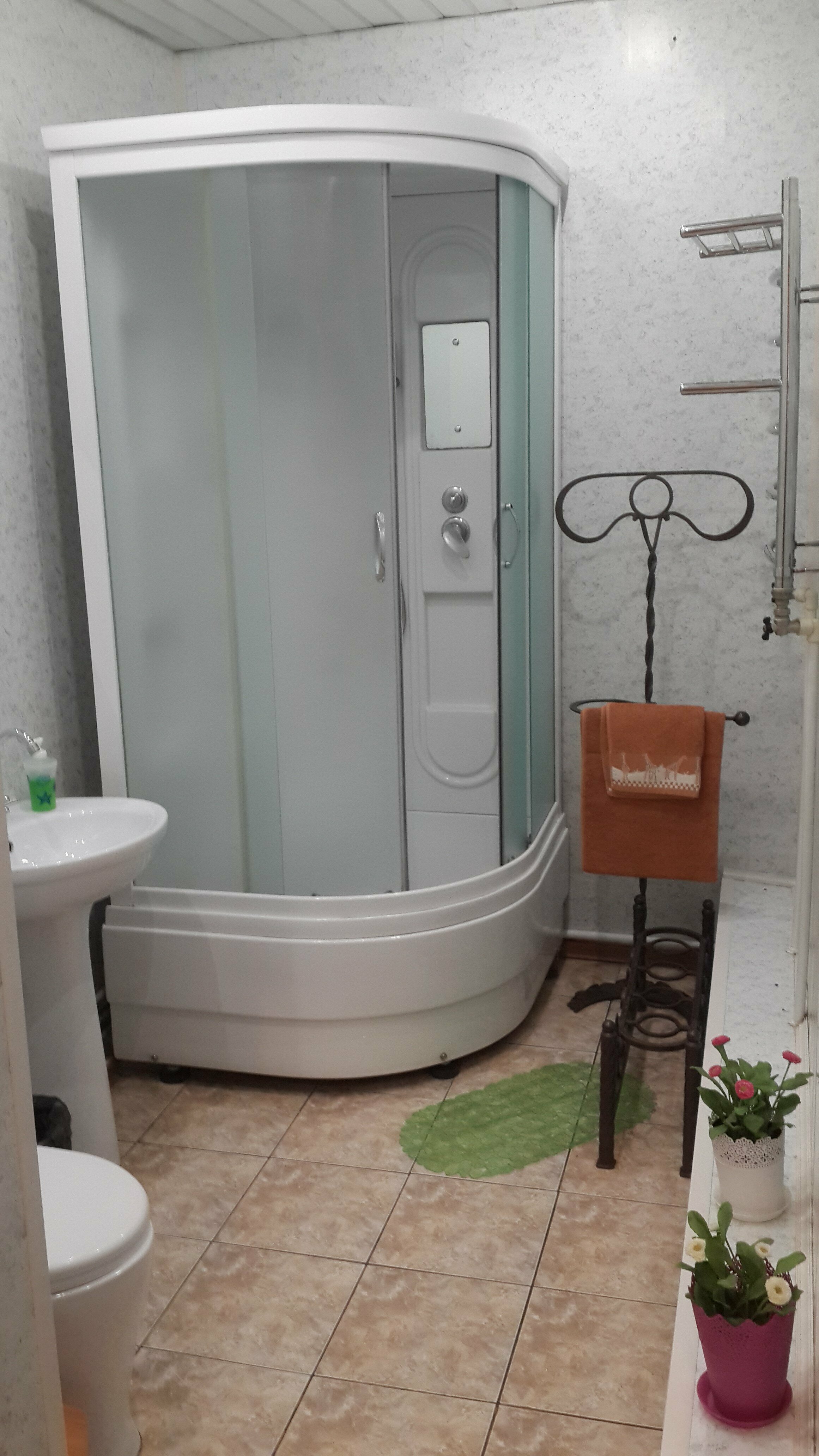 Трехместный номер эконом-класса с общей ванной комнатой