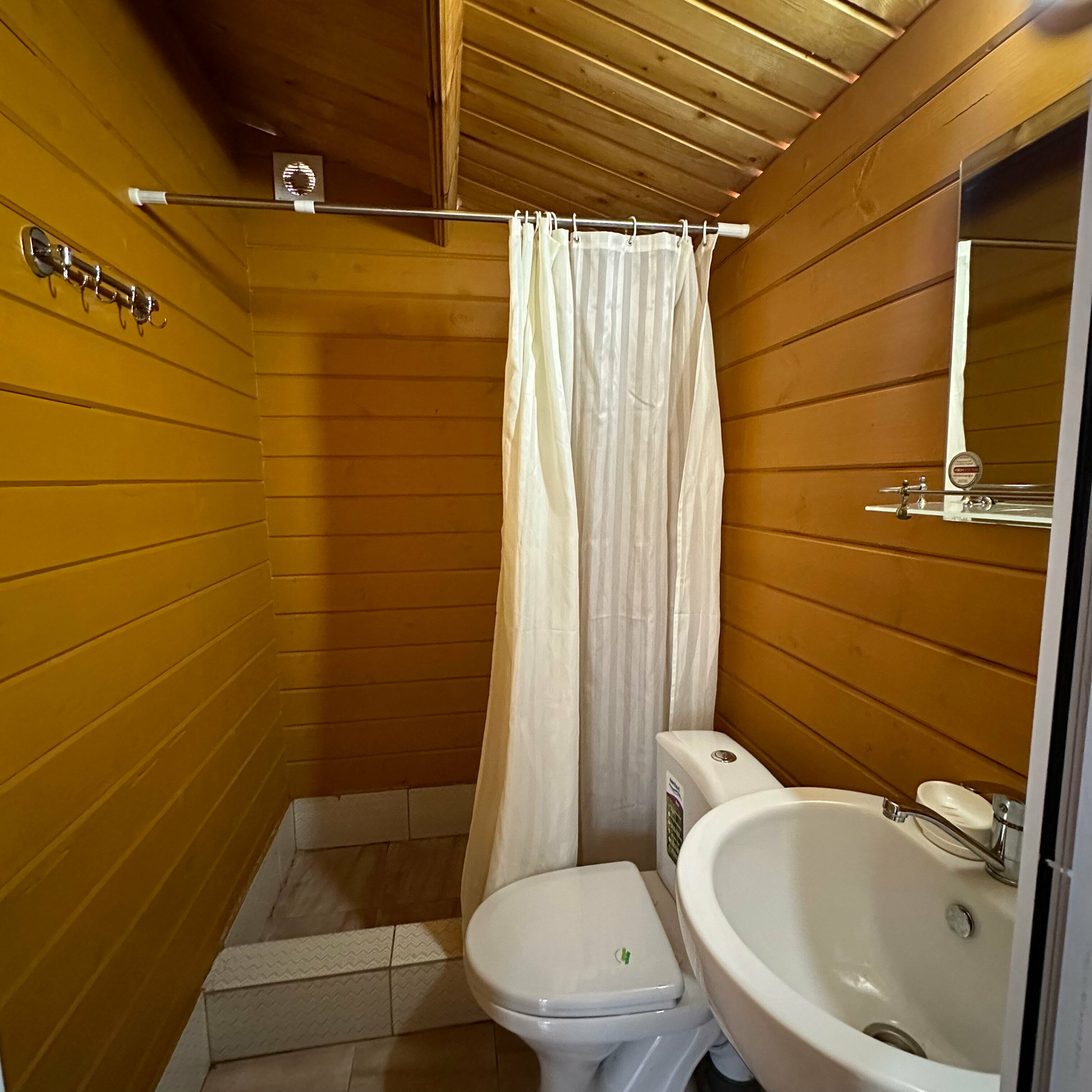 Трехместный домик в цитрусовом саду