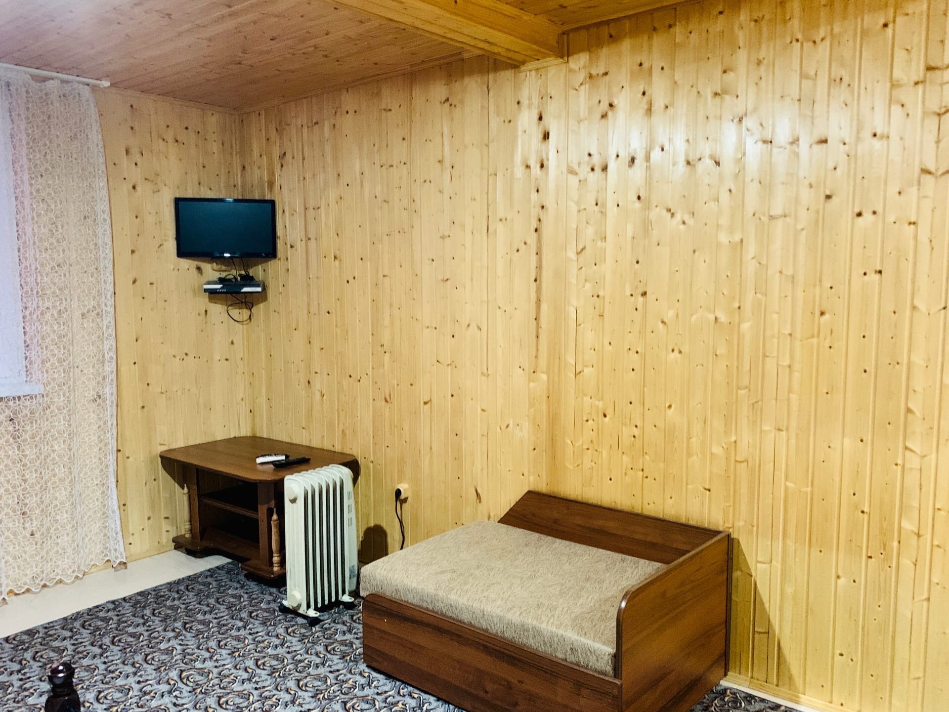 Каменный 4-местный домик во дворе