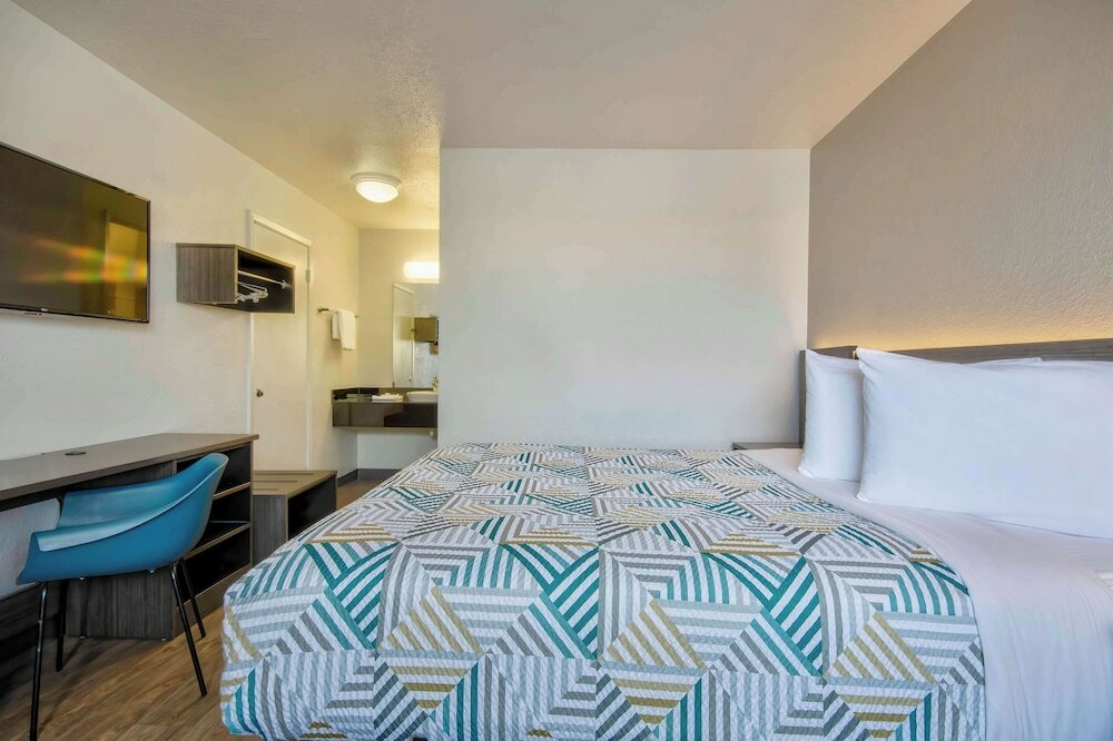 Deluxe Room, 1 King Bed, Non Smoking, Kitchenette