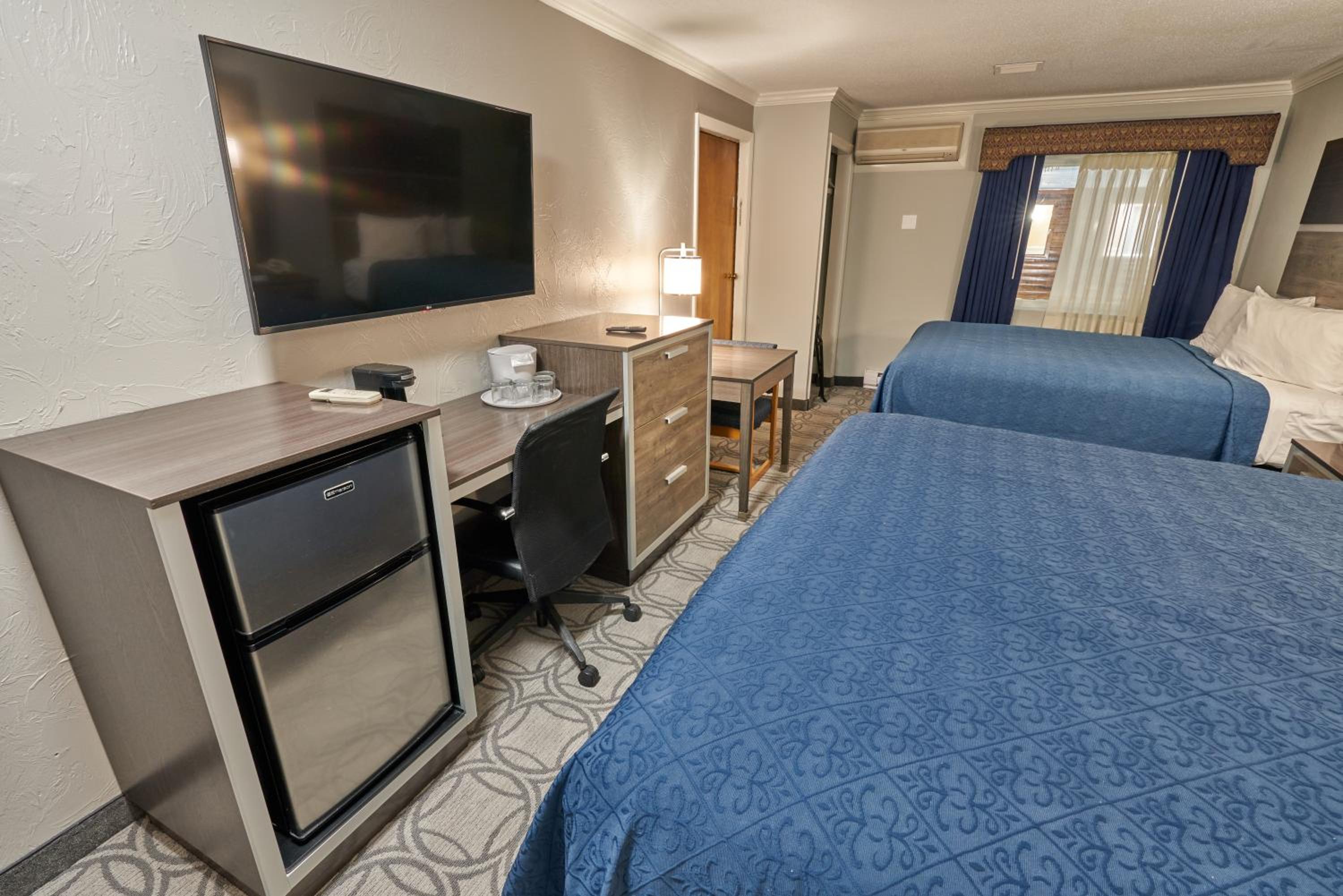 King Room with Pool View (Non-Smoking)