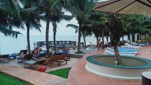 Семейный номер, вид на бассейн в Pacific Beach Resort
