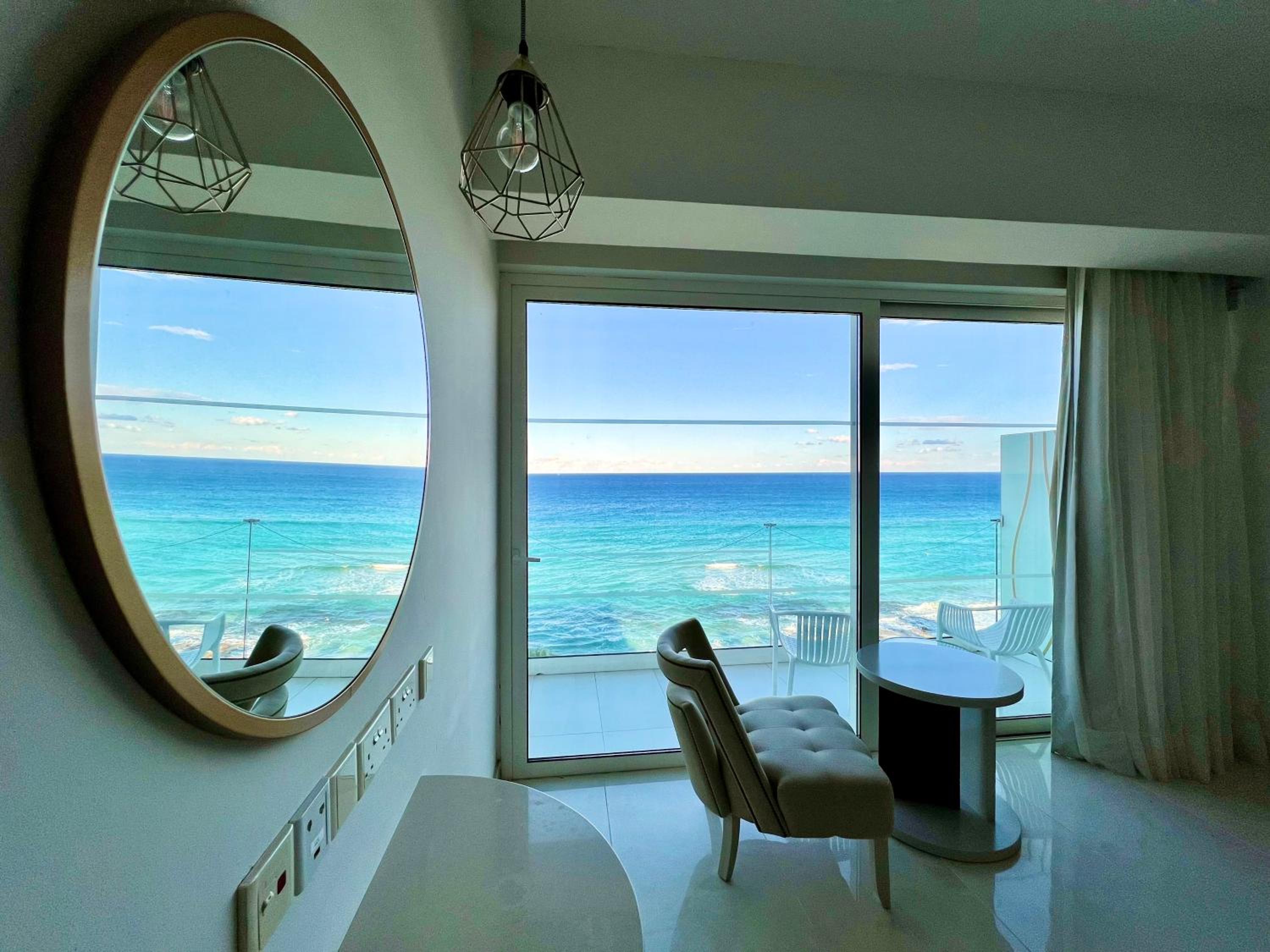 Double or Twin Room with Front Sea View