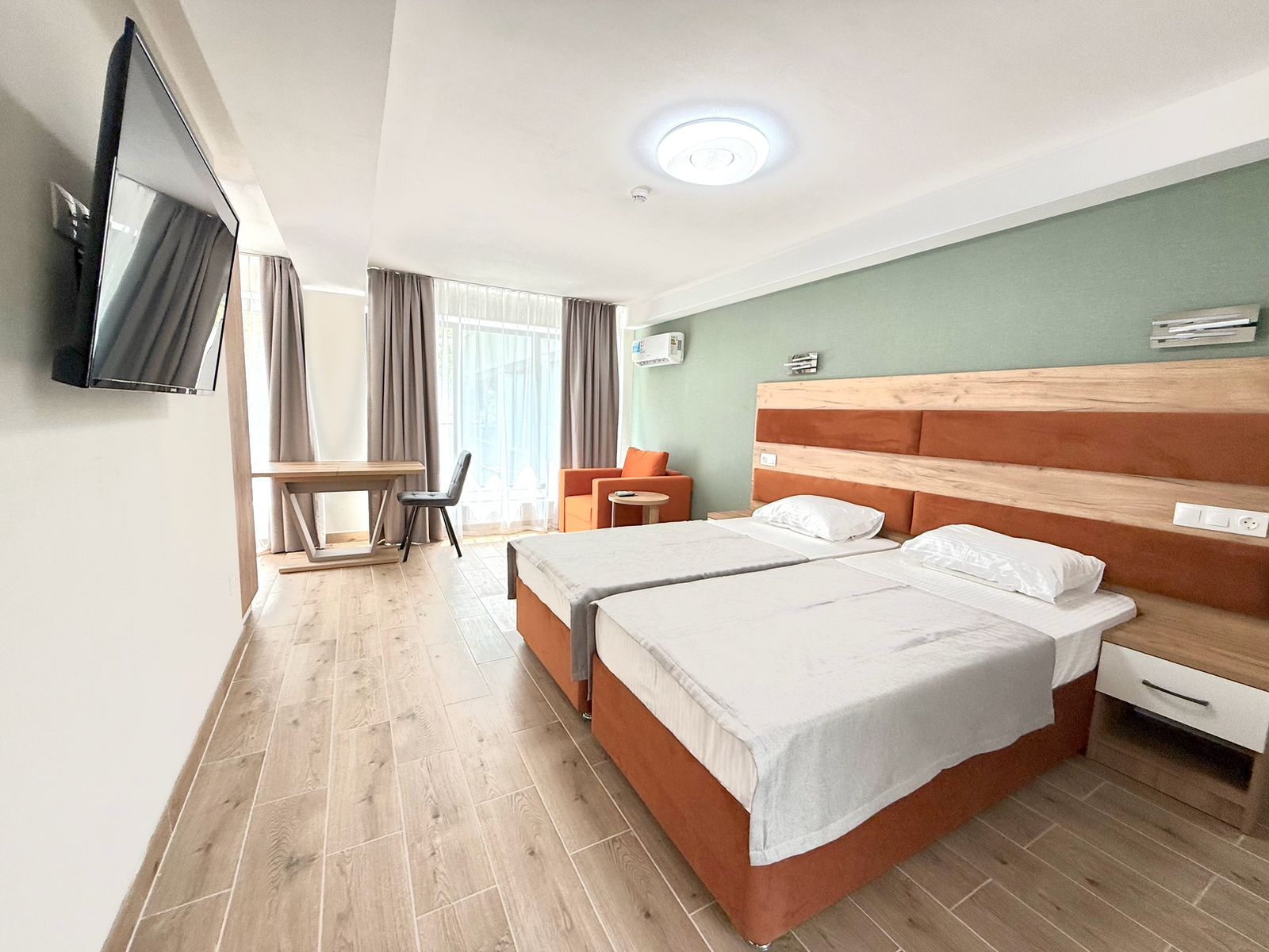 Джуниор Сюит