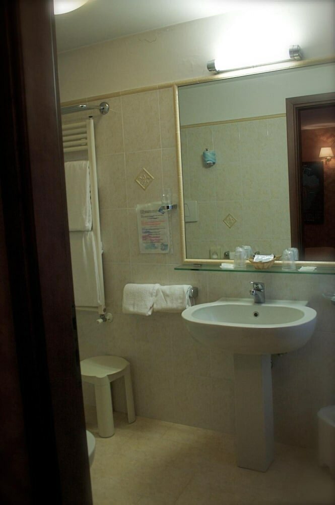 Basic Room, 1 Large Twin Bed