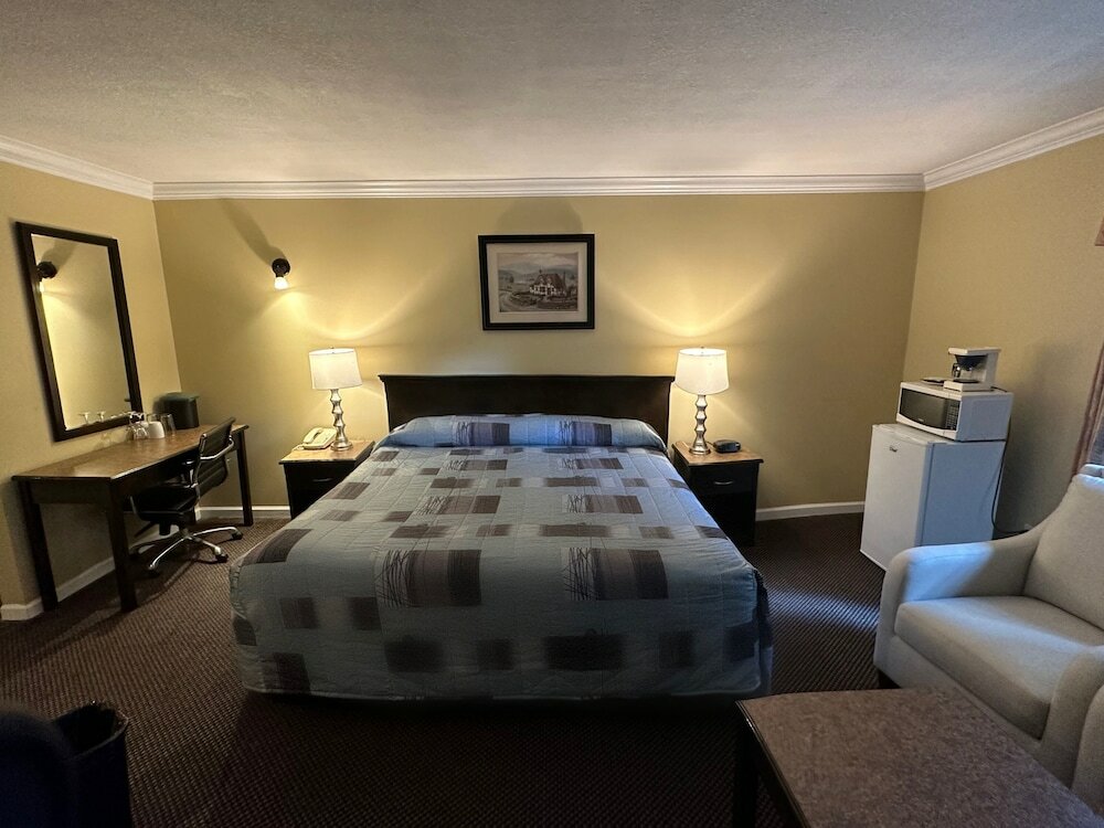 Deluxe Room, 1 King Bed, Jacuzzi Tub and Fireplace