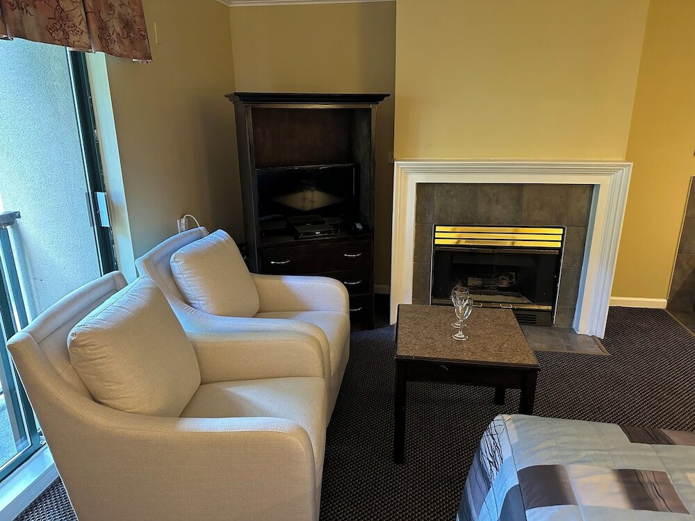 Deluxe Room, 1 King Bed, Jacuzzi Tub and Fireplace