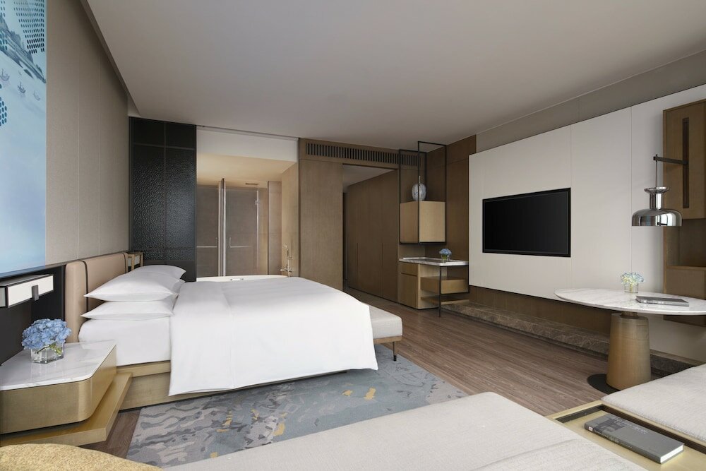 Deluxe Room, 1 King Bed, Corner