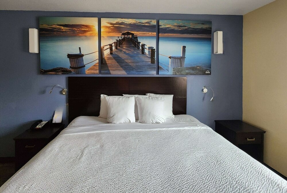 Efficiency, 1 King Bed, Accessible, Kitchenette