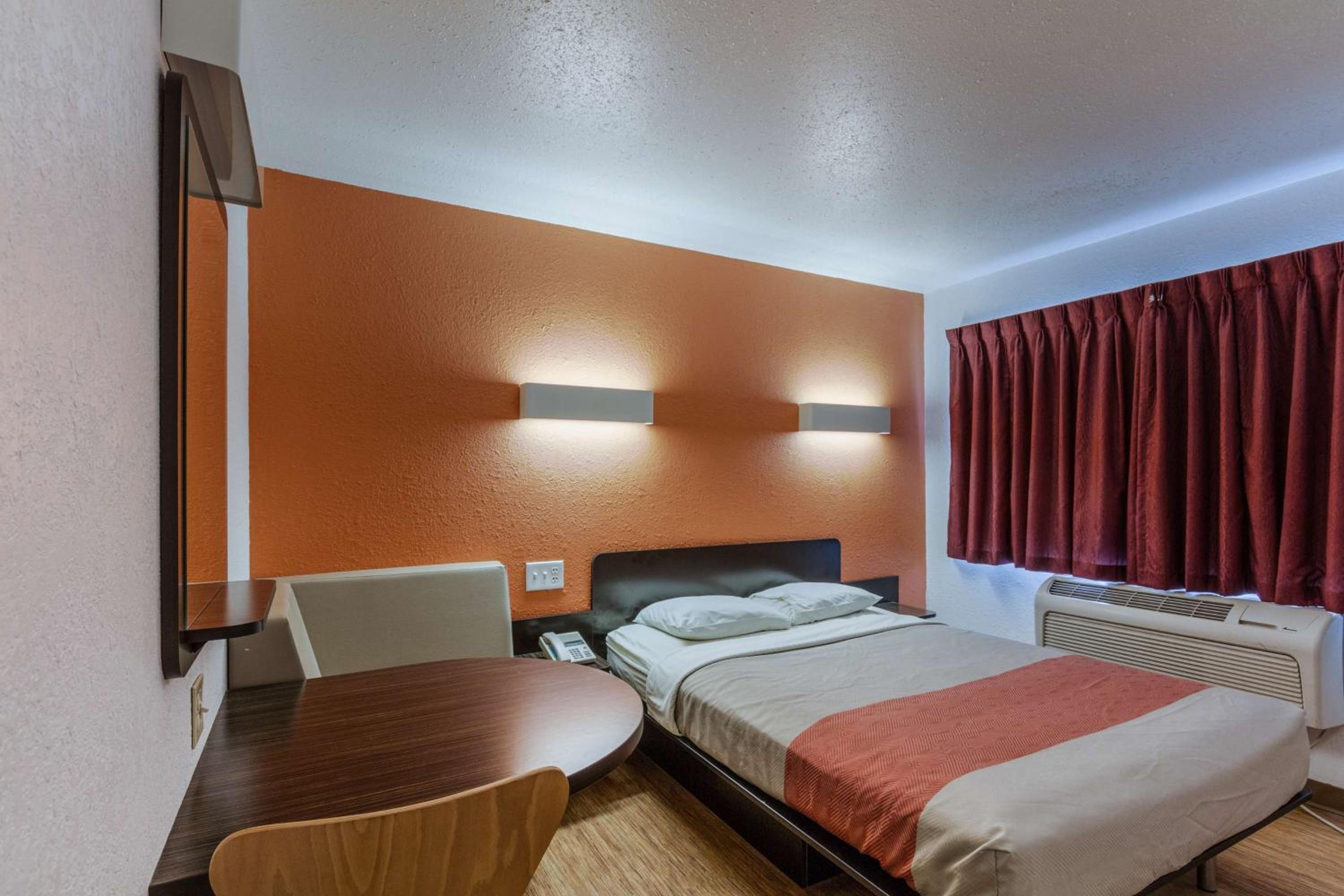 Queen Room - Disability Access - Non-Smoking
