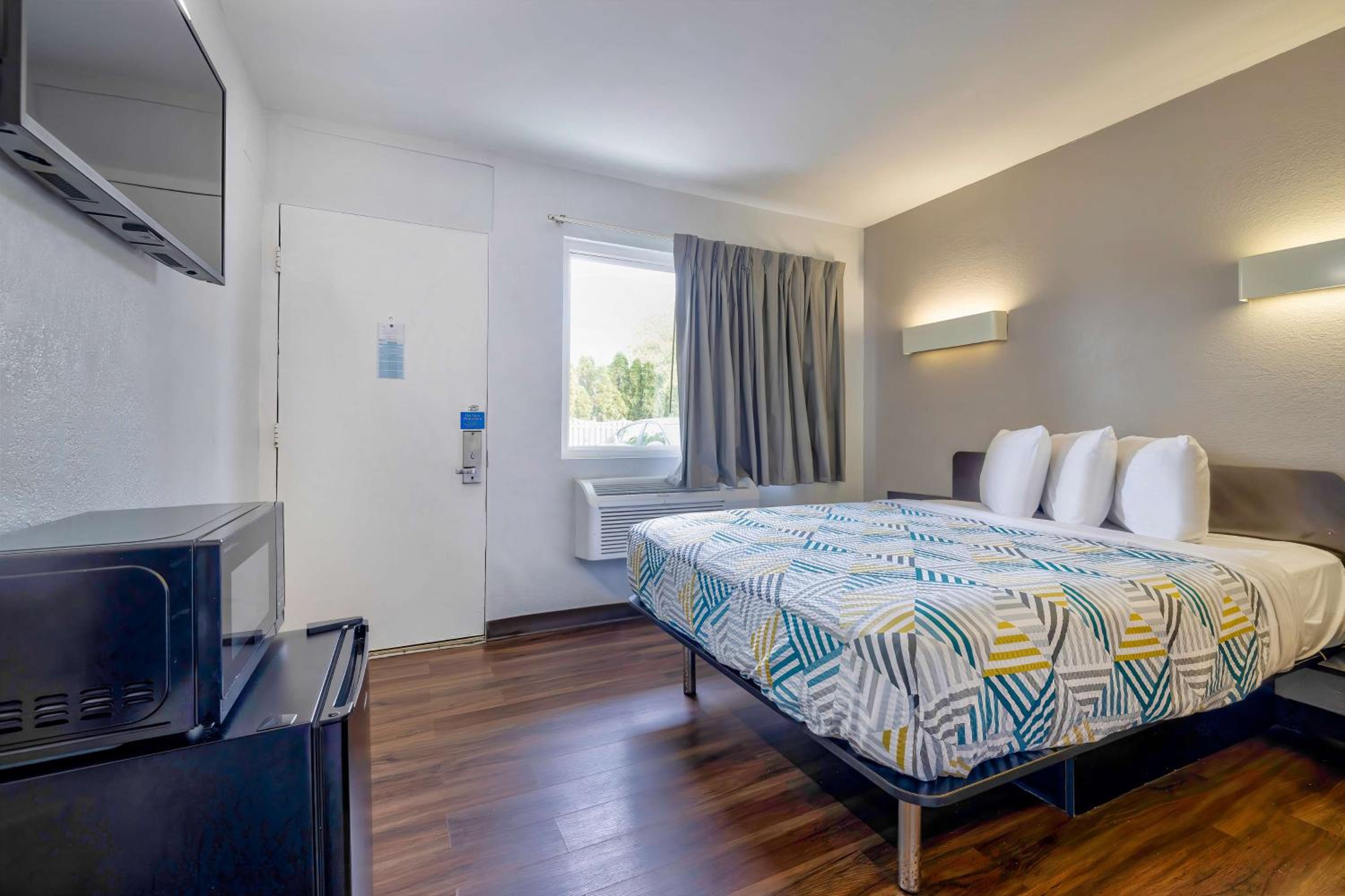 Queen Room - Disability Access - Non-Smoking