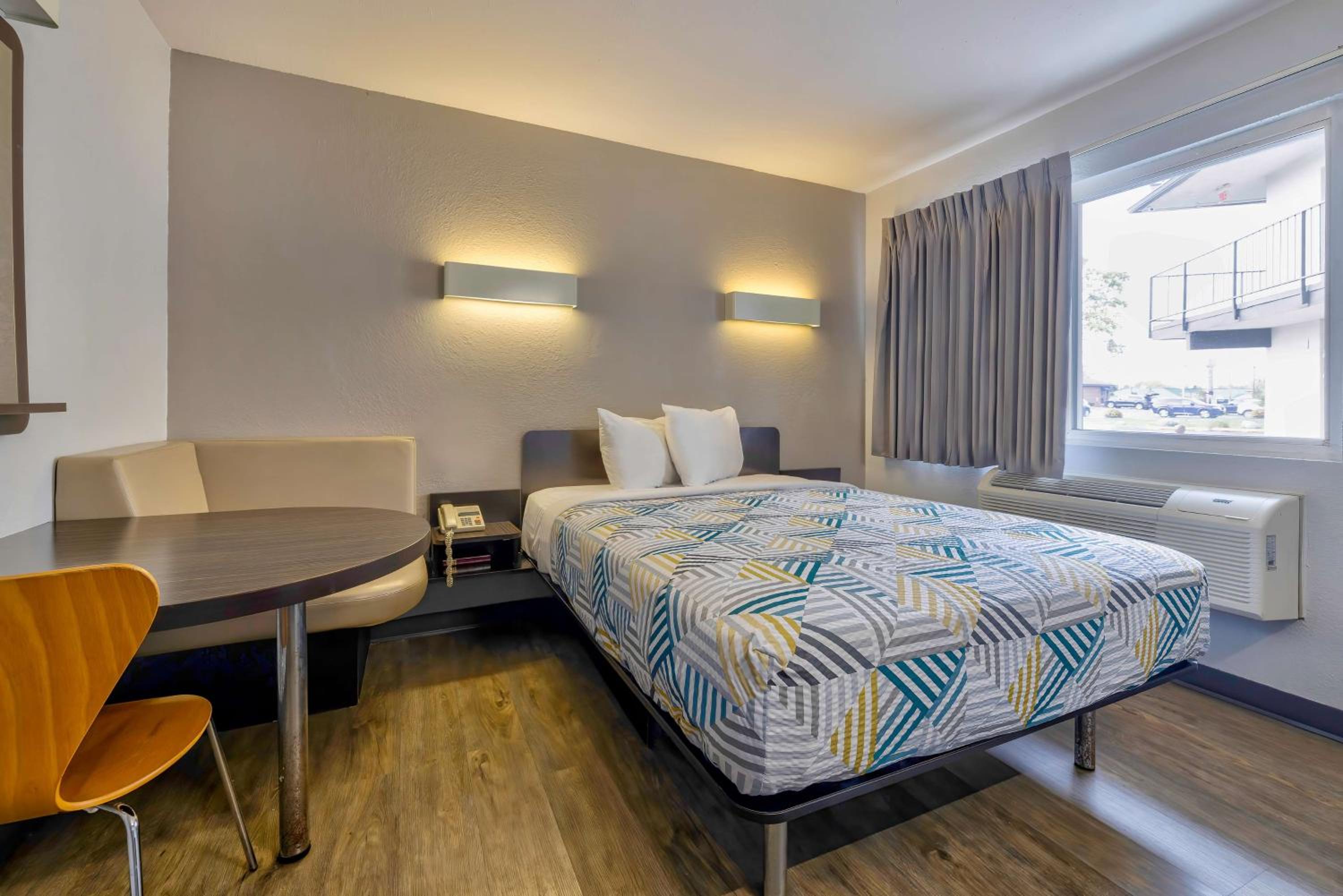 Queen Room - Disability Access - Non-Smoking