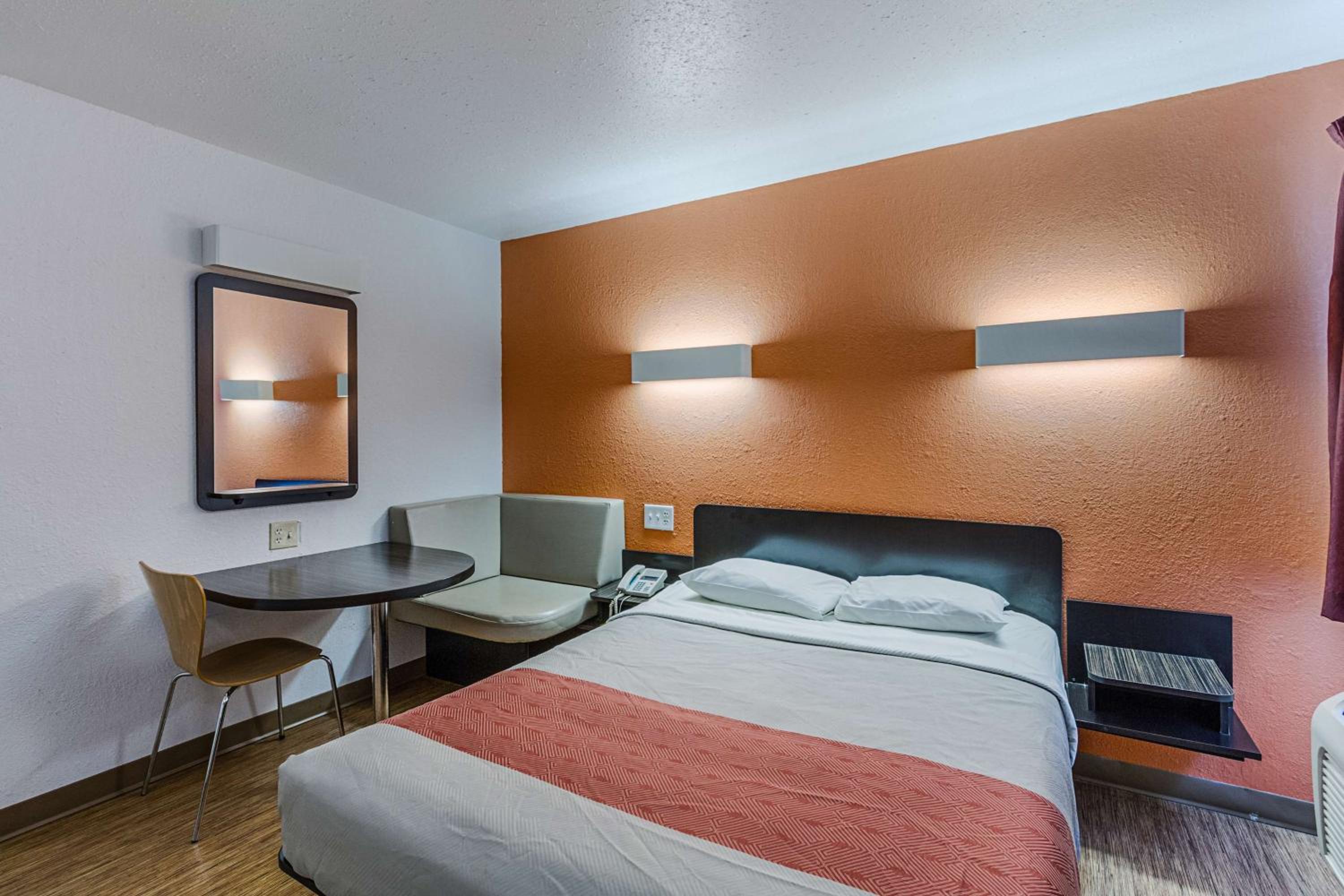 Queen Room - Disability Access - Non-Smoking