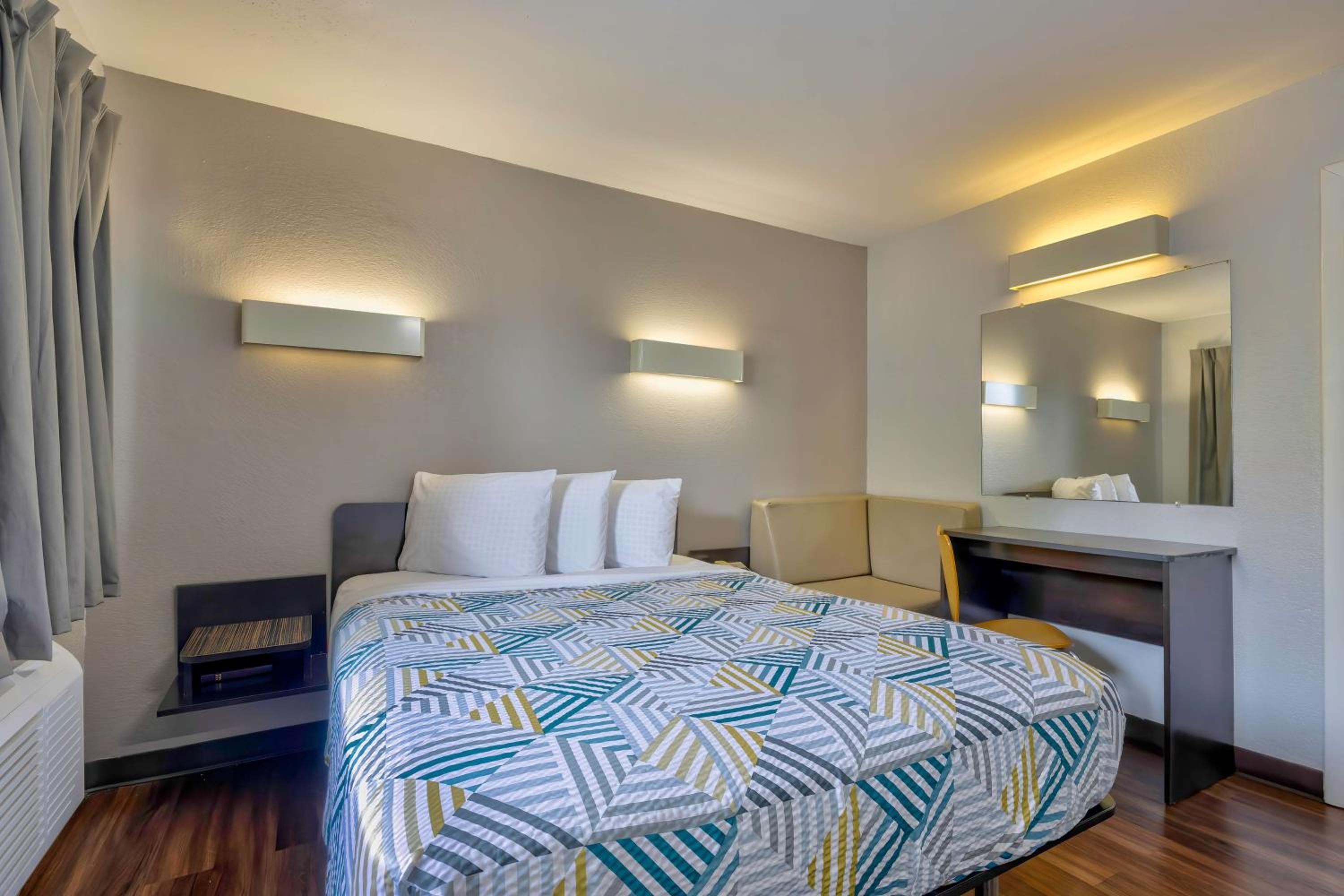 Queen Room - Disability Access - Non-Smoking