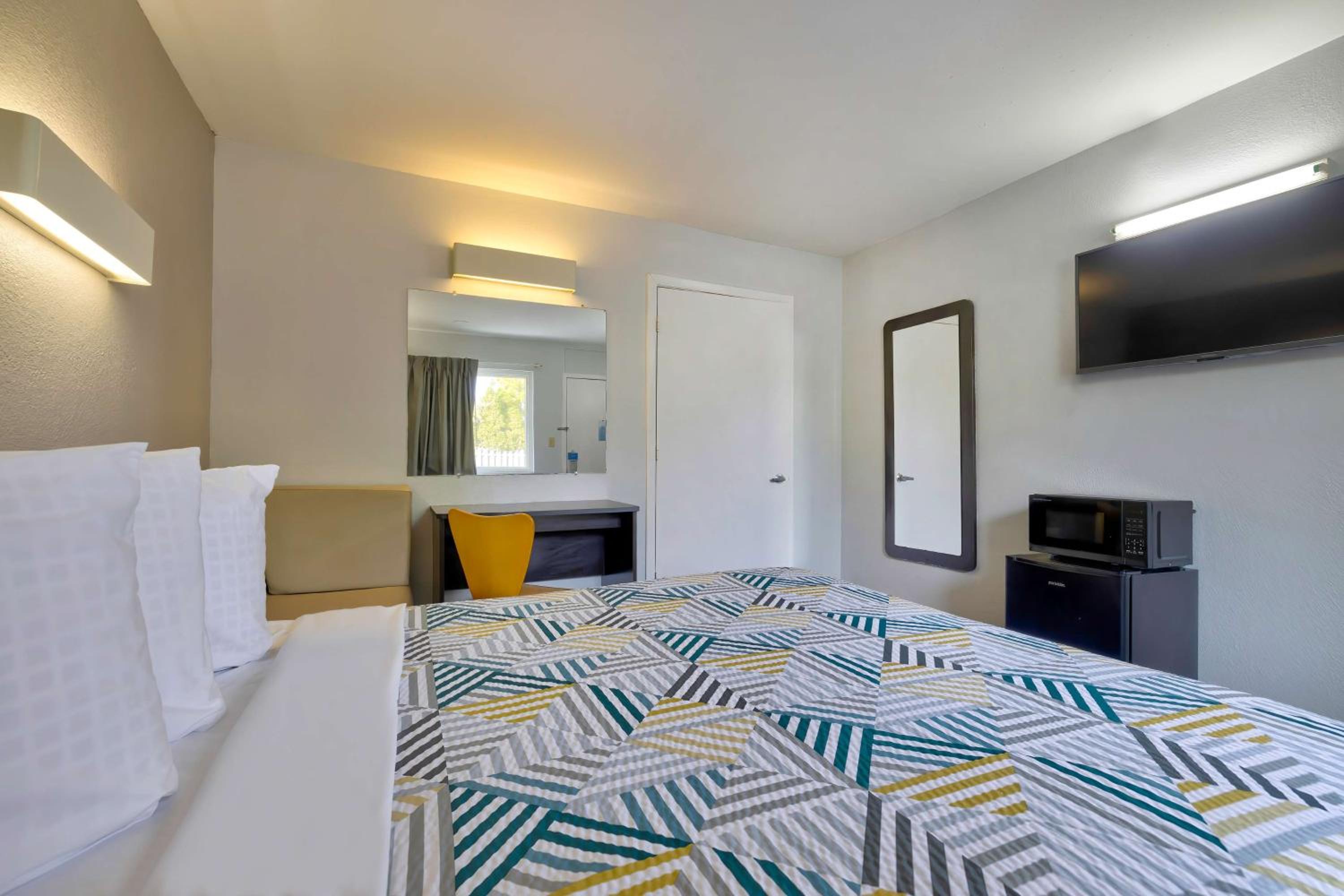 Queen Room - Disability Access - Non-Smoking