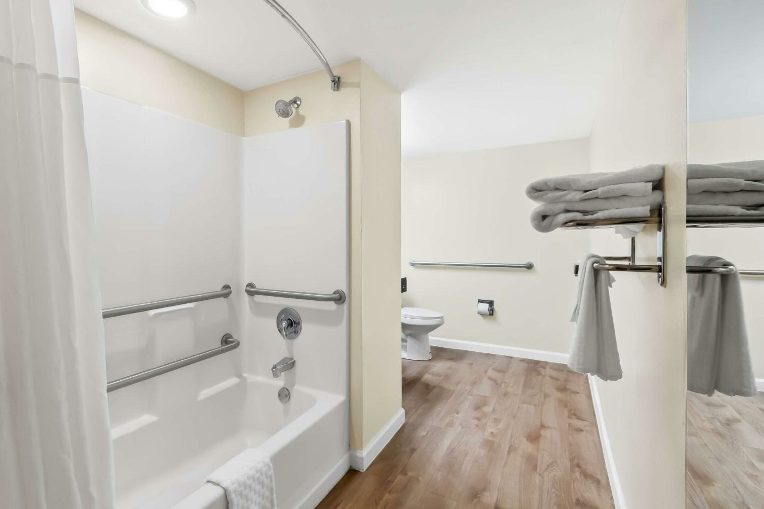 King Room with Bath Tub - Mobility Accessible/Non-Smoking
