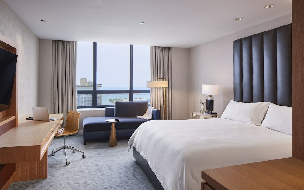 Club Room, 1 King Bed, Lake View