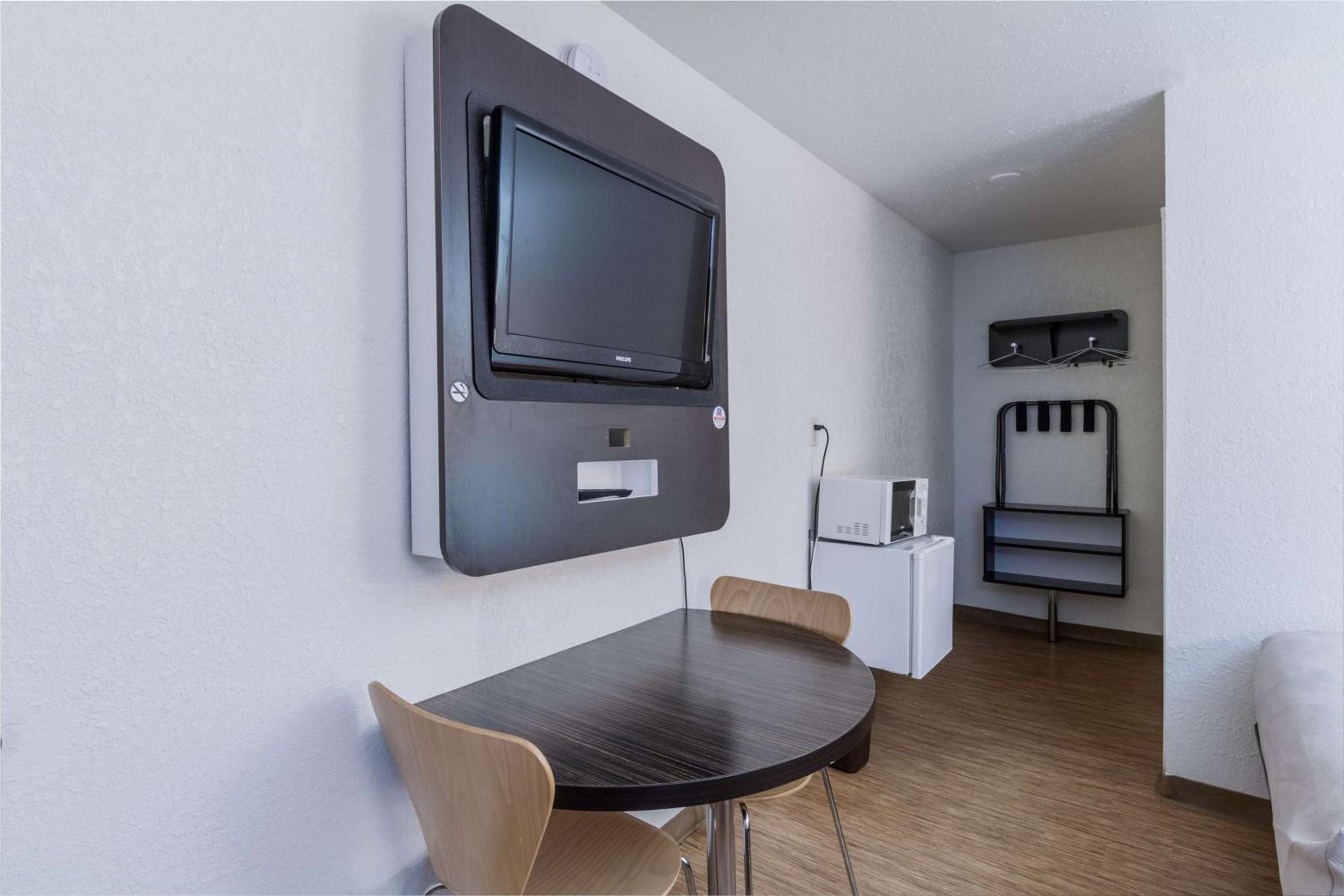 Queen Room - Disability Access - Non-Smoking