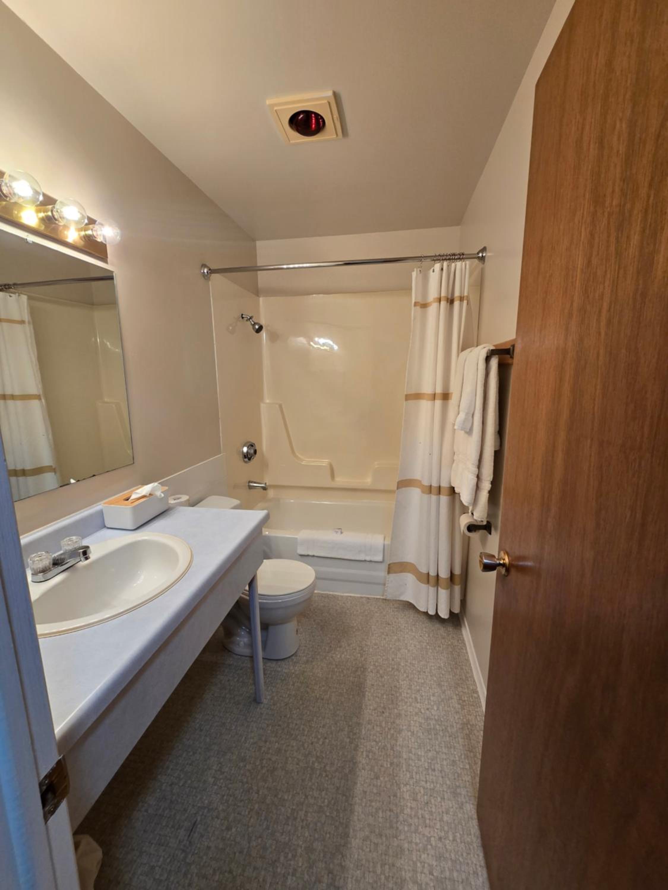 Queen Room - Hallway Pool Access/Non-Smoking