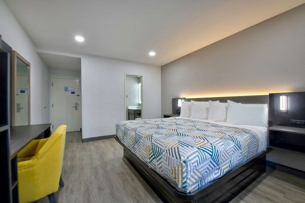 Standard Suite, 1 King Bed, Accessible, Non Smoking
