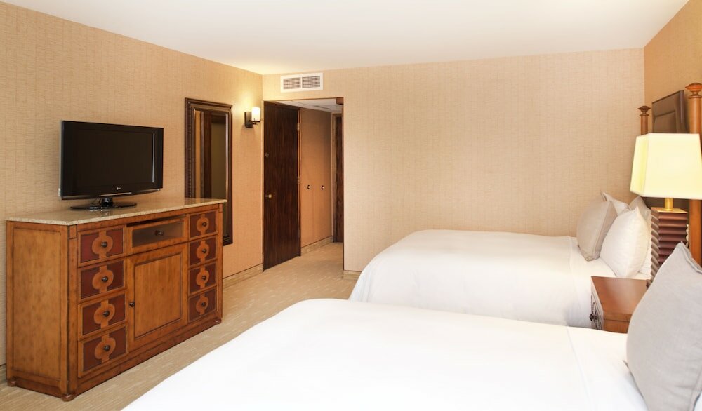 Room, 2 Queen Beds, Roll-in Shower