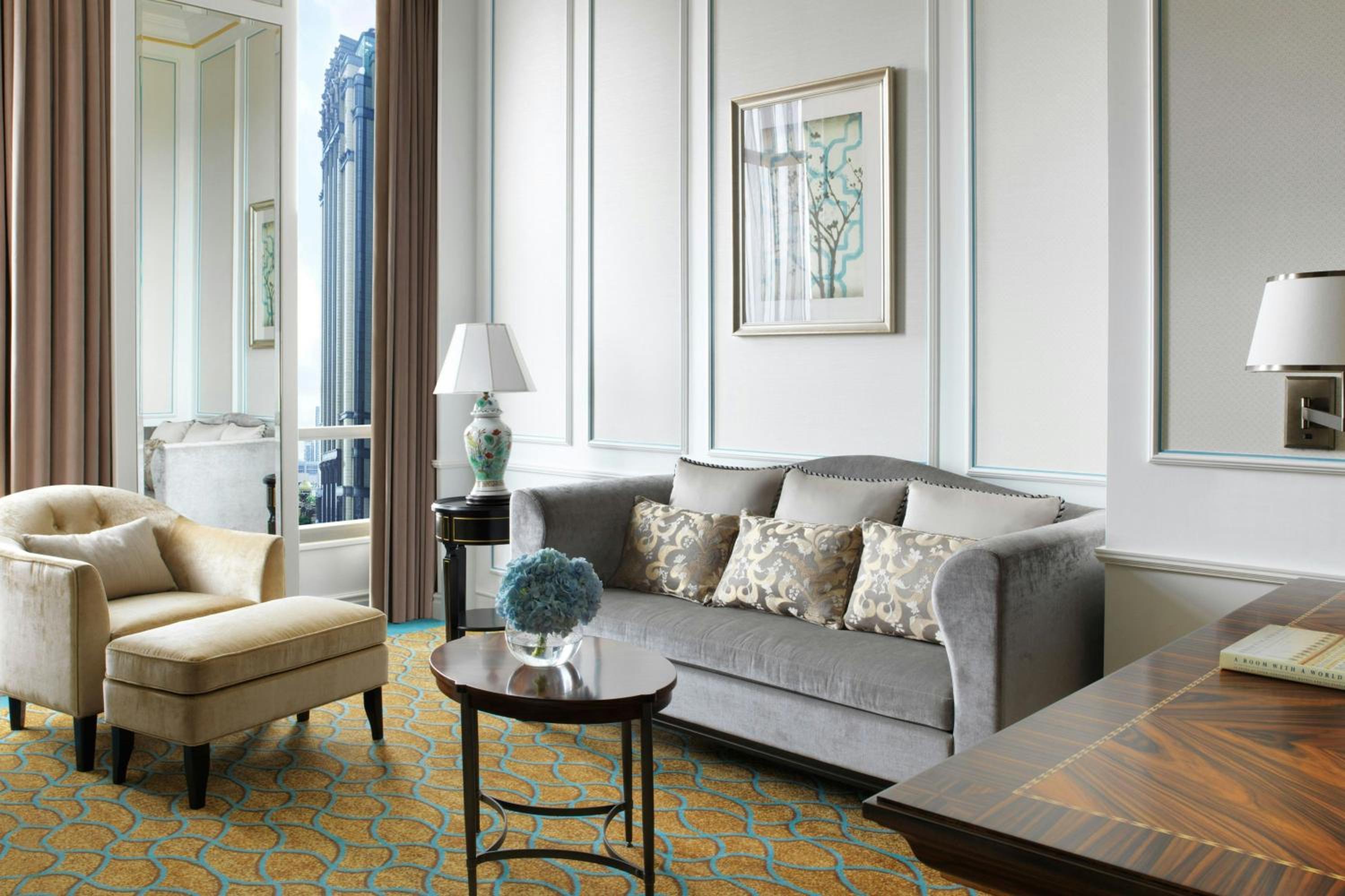 One-Bedroom Premier King Suite with Club Access