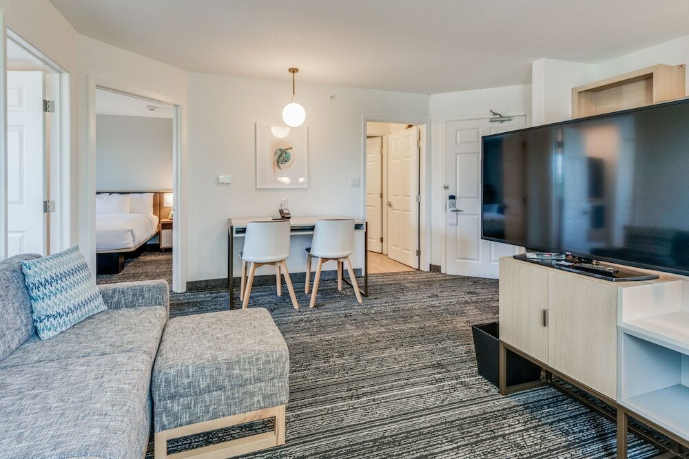 Suite, 2 Bedrooms (Mobility/Hearing Access, Roll-In Shwr)