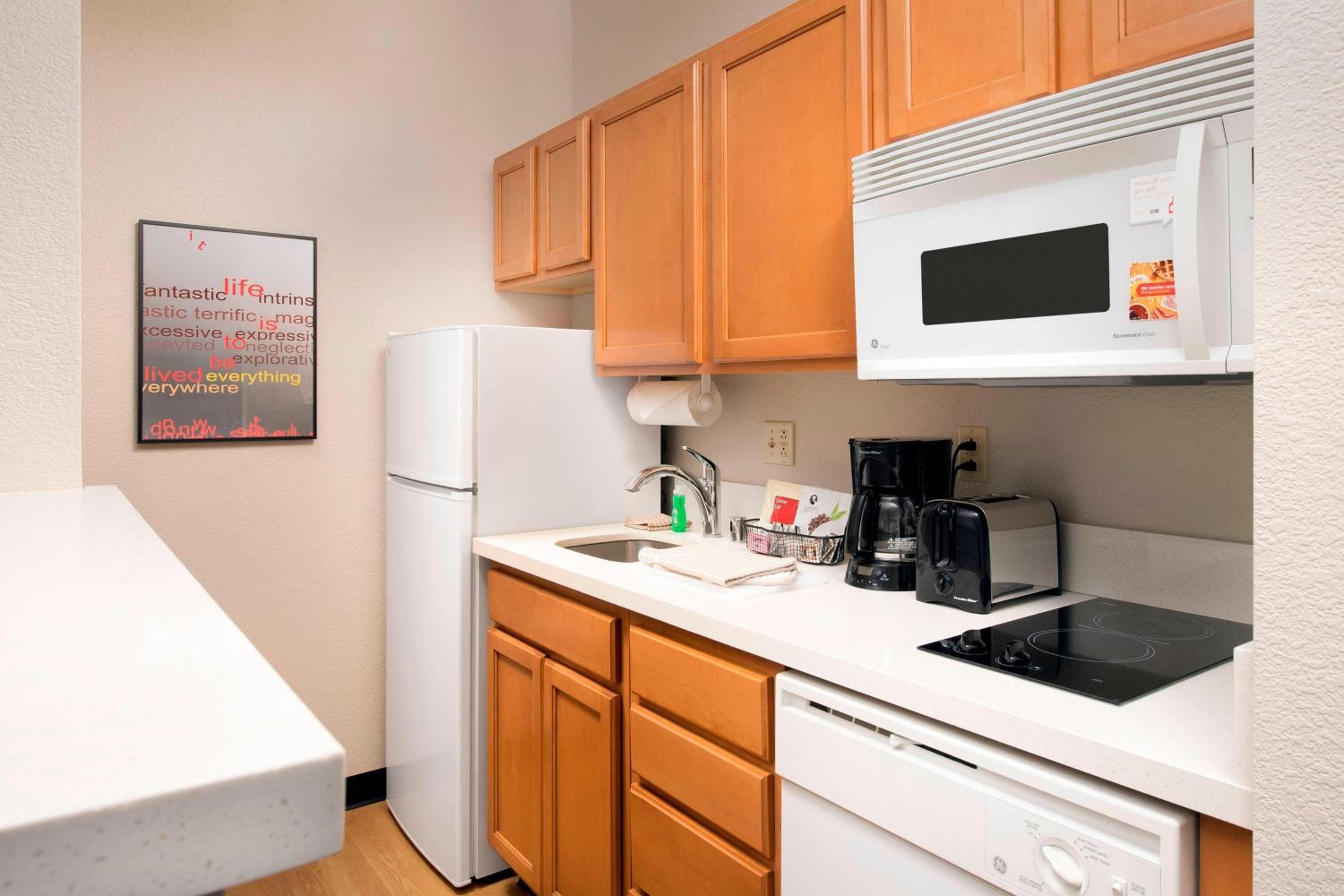 Queen Studio with Sofa Bed and Adapted Tub - Mobility and Hearing Accessible