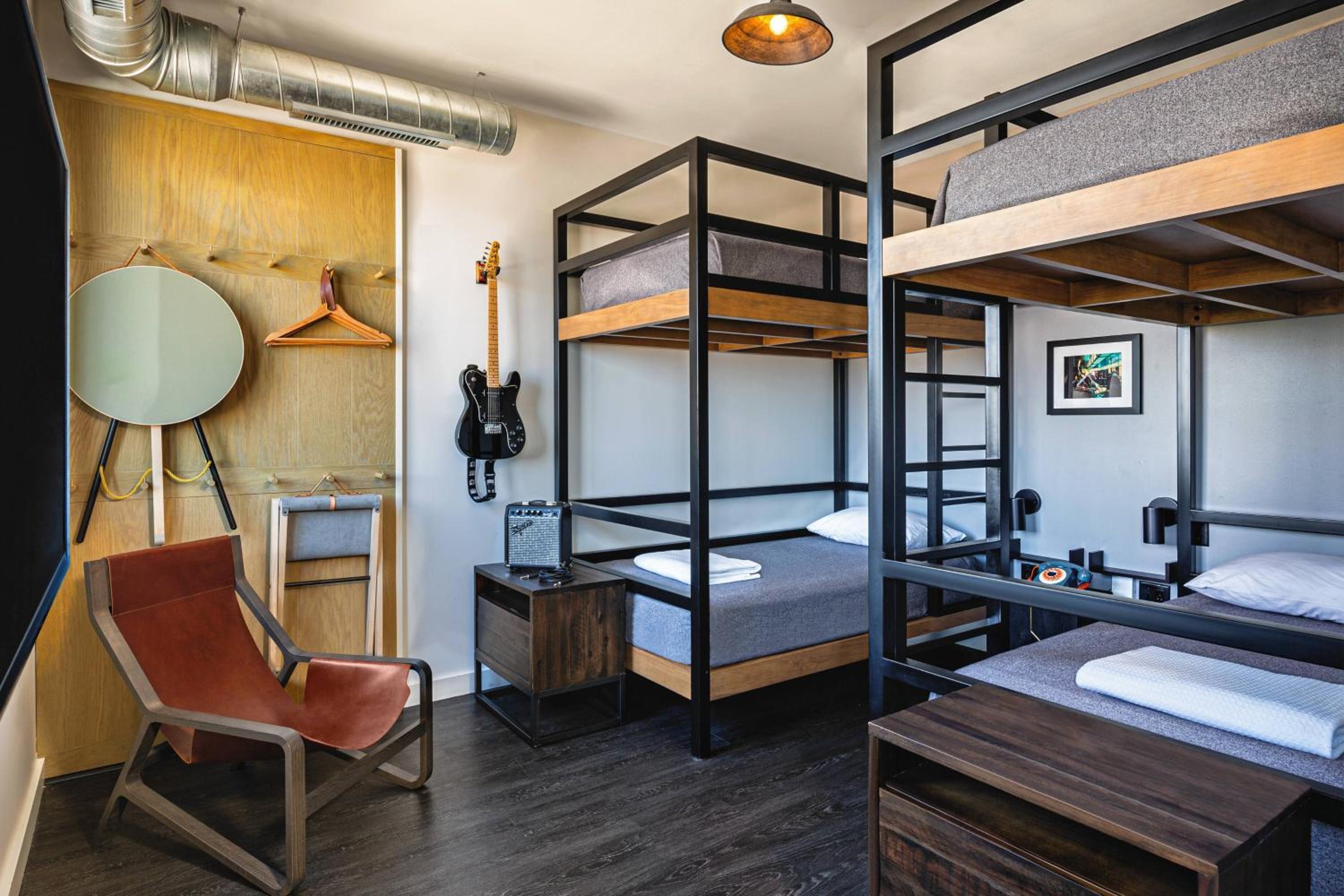 Room with Two Sets of Bunk Beds (Sleeps Four) - Hearing Accessible/Mobility Access/Bathtub Accessible