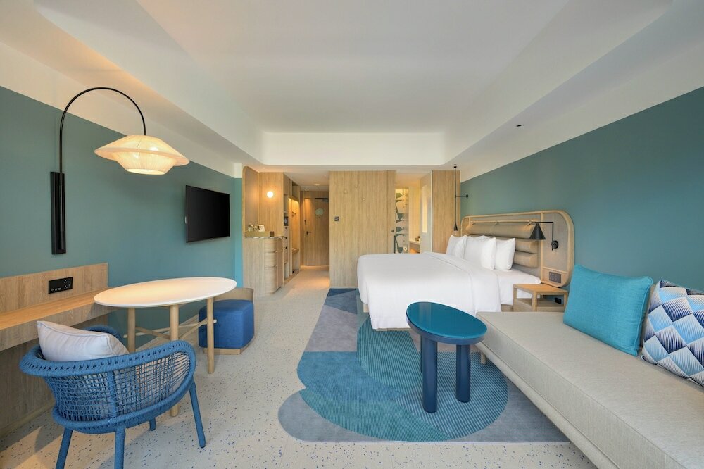 Premium Room, 1 King Bed, Pool View (Deluxe)