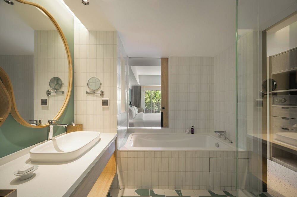 Premium Room, 1 King Bed, Pool View (Deluxe)