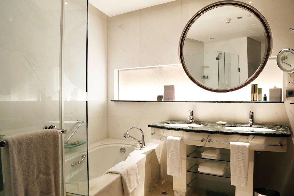 Grand Tower Executive Room 1 King