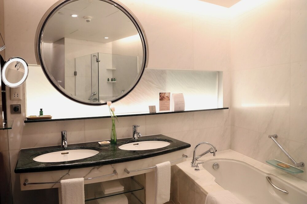 Grand Tower Executive Room 1 King