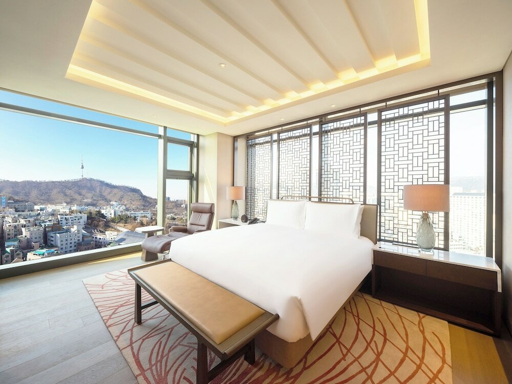 Suite, 1 King Bed (Ambassador)