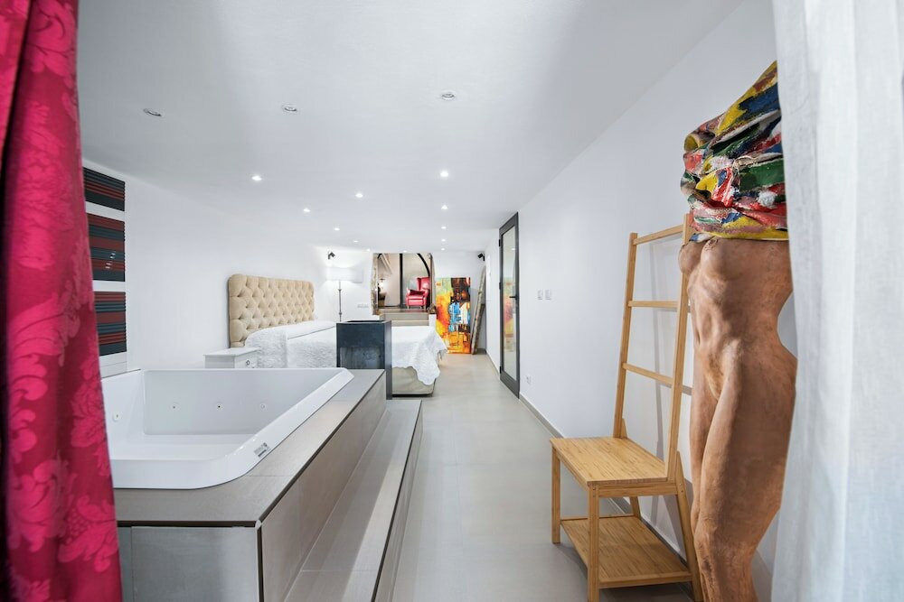 Exclusive Suite Jetted Tub, Pool Access