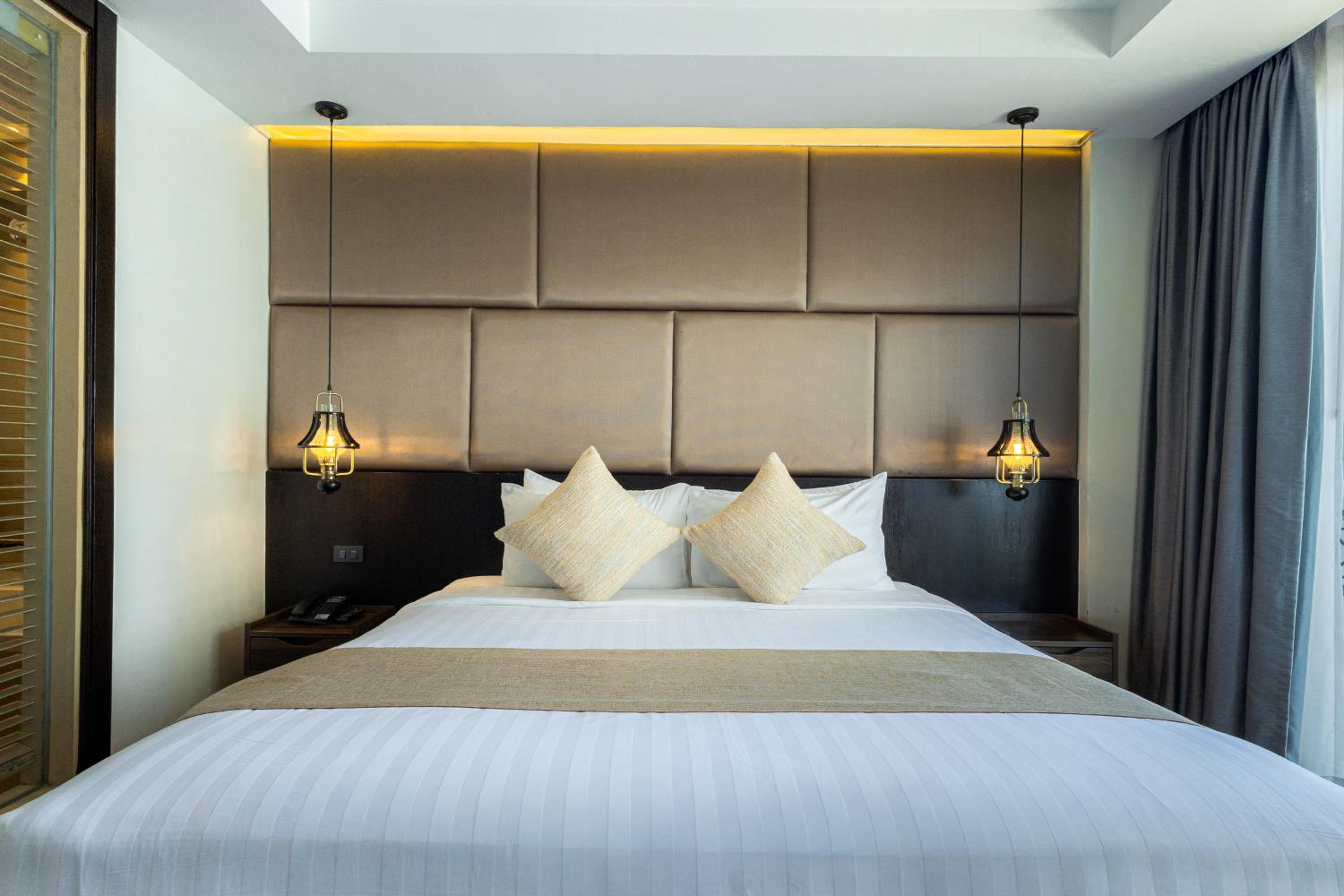 Deluxe Double Room with Side Sea View