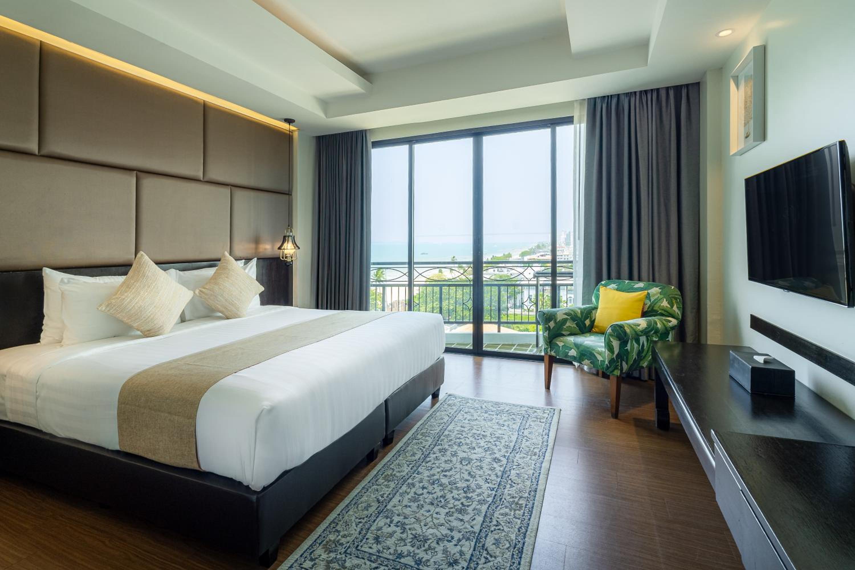 Deluxe Double Room with Side Sea View