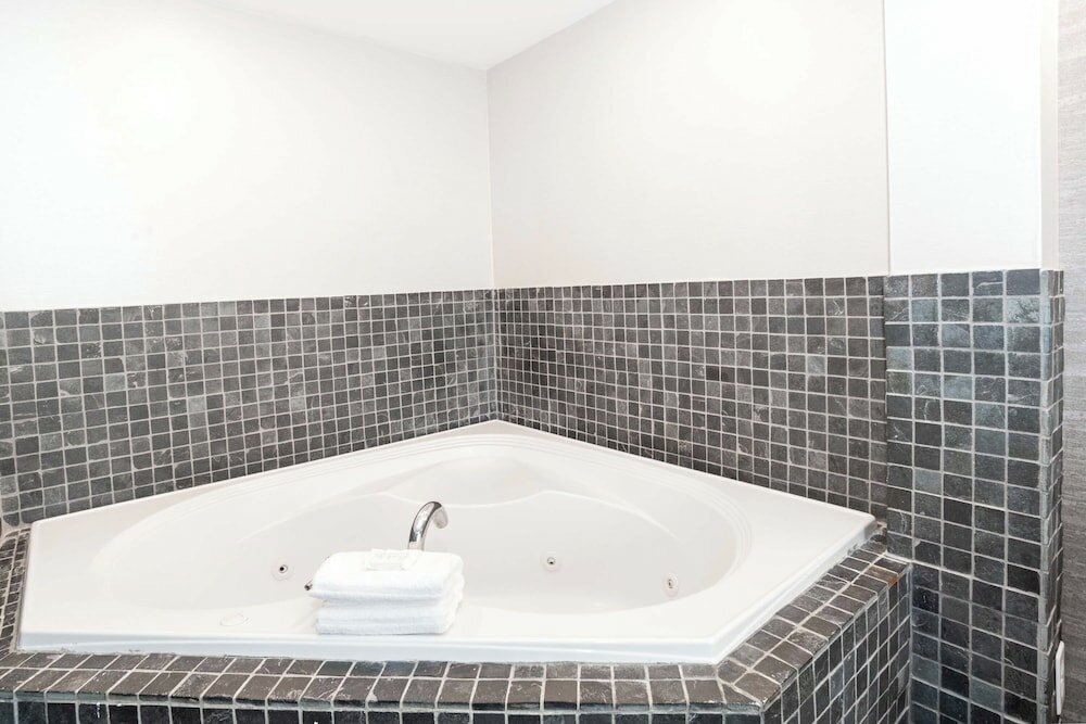 Suite, 1 King Bed, Kitchen (Washer Dryer, Jacuzzi)