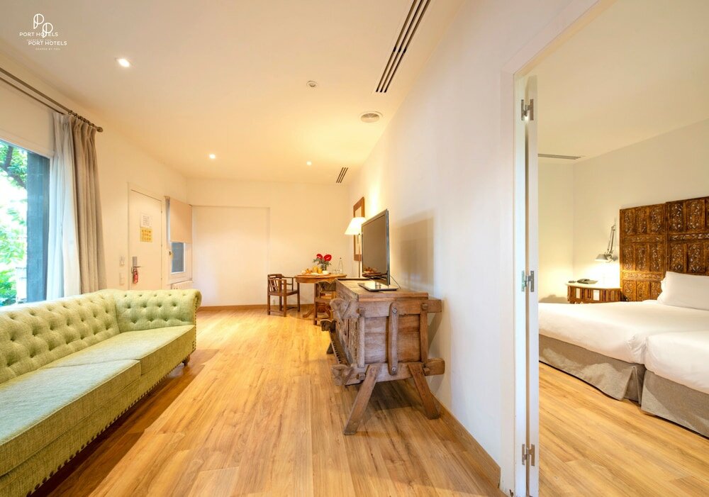 Family Suite (2 Adults + 2 Children)