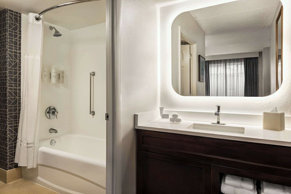 Suite, 1 King Bed with Sofa bed, City View (1 Bedroom)