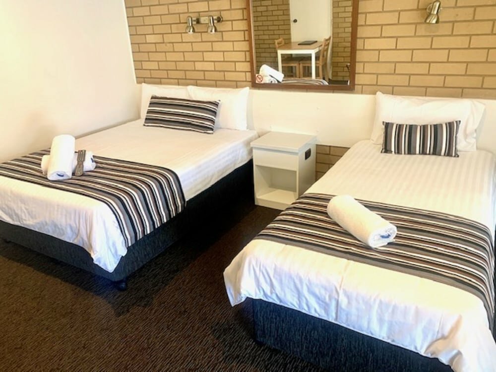 Standard Twin Room (1x Double & 1x Single)