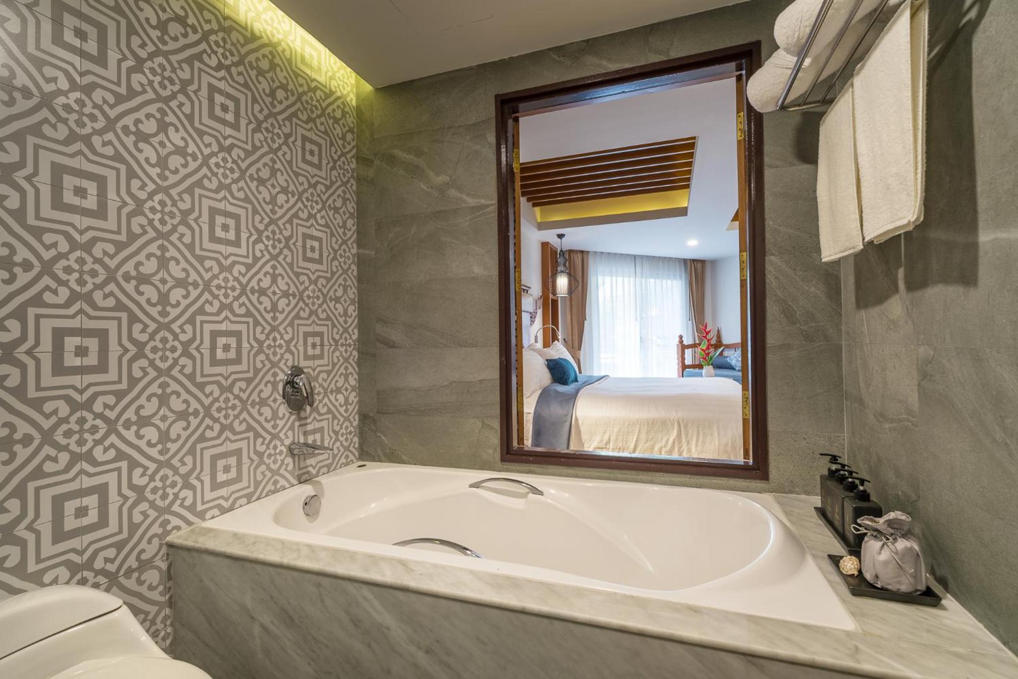 Deluxe Jacuzzi Pool 