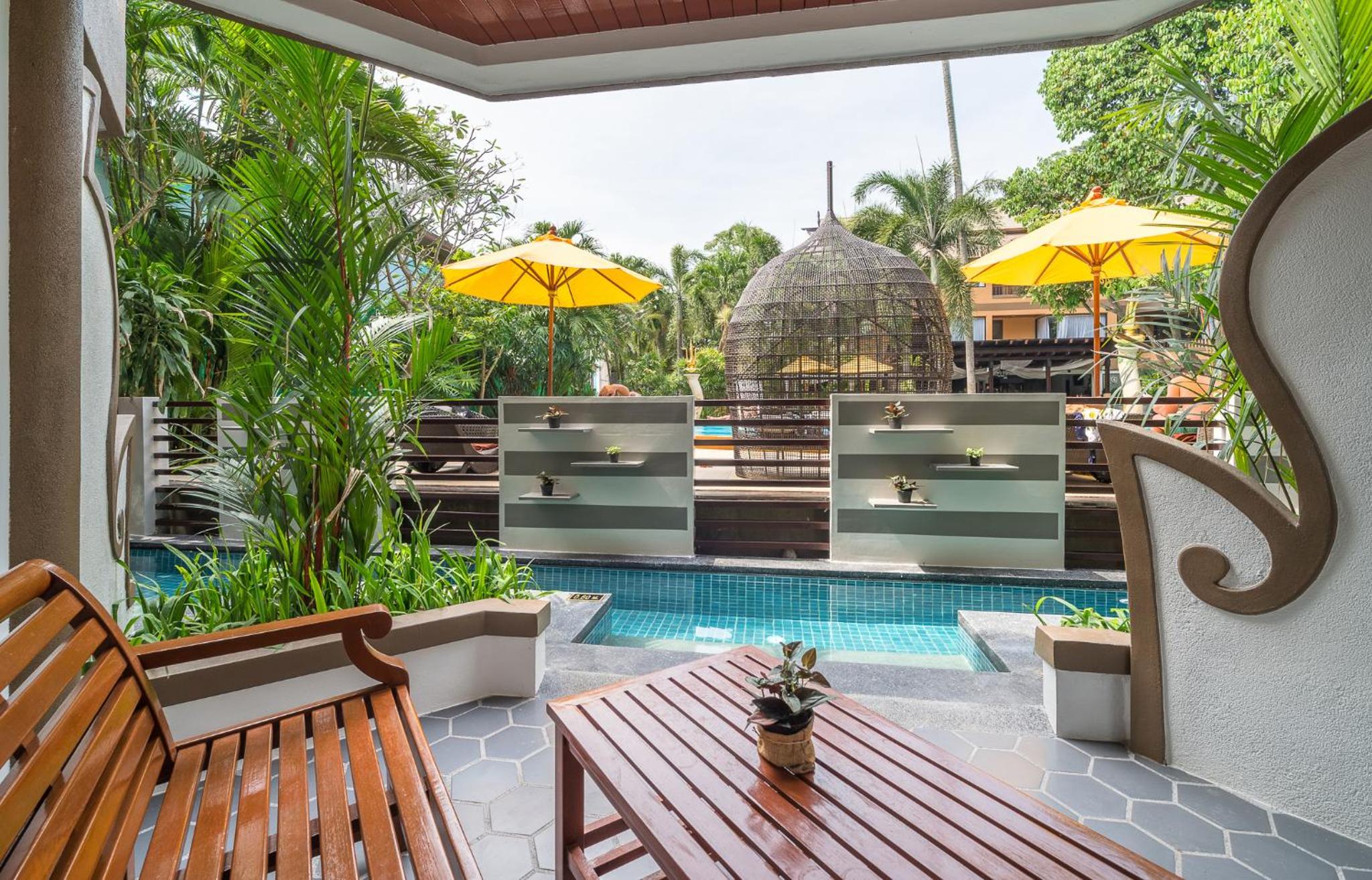 Deluxe Jacuzzi Pool 