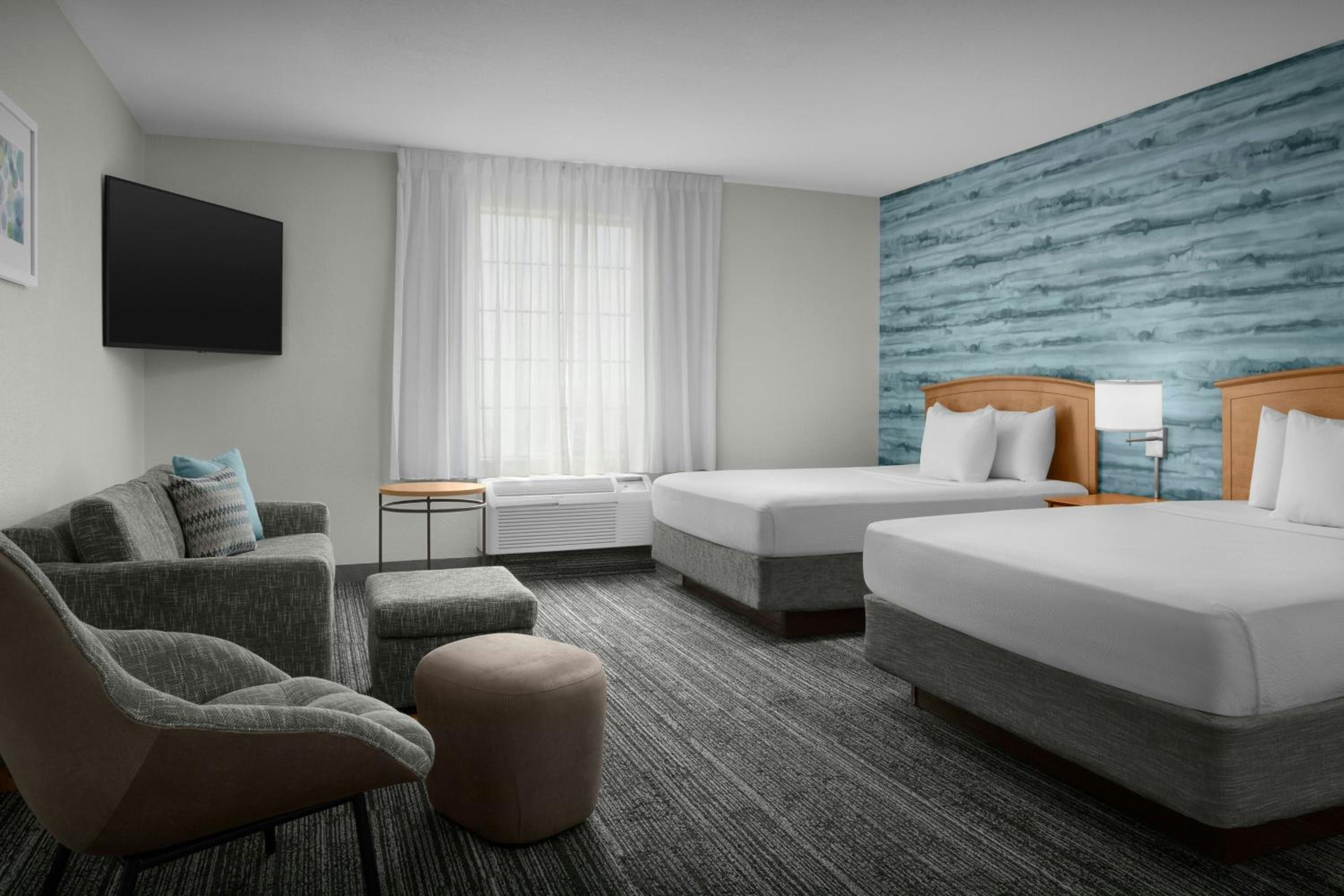 Studio Queen Room with Sofa Bed and Adapted Tub - Mobility and Hearing Accessible